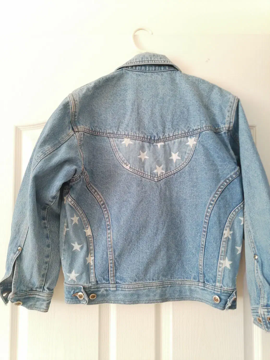 کت جین|لباس|شیراز, شاه قلی بیگی|دیوار