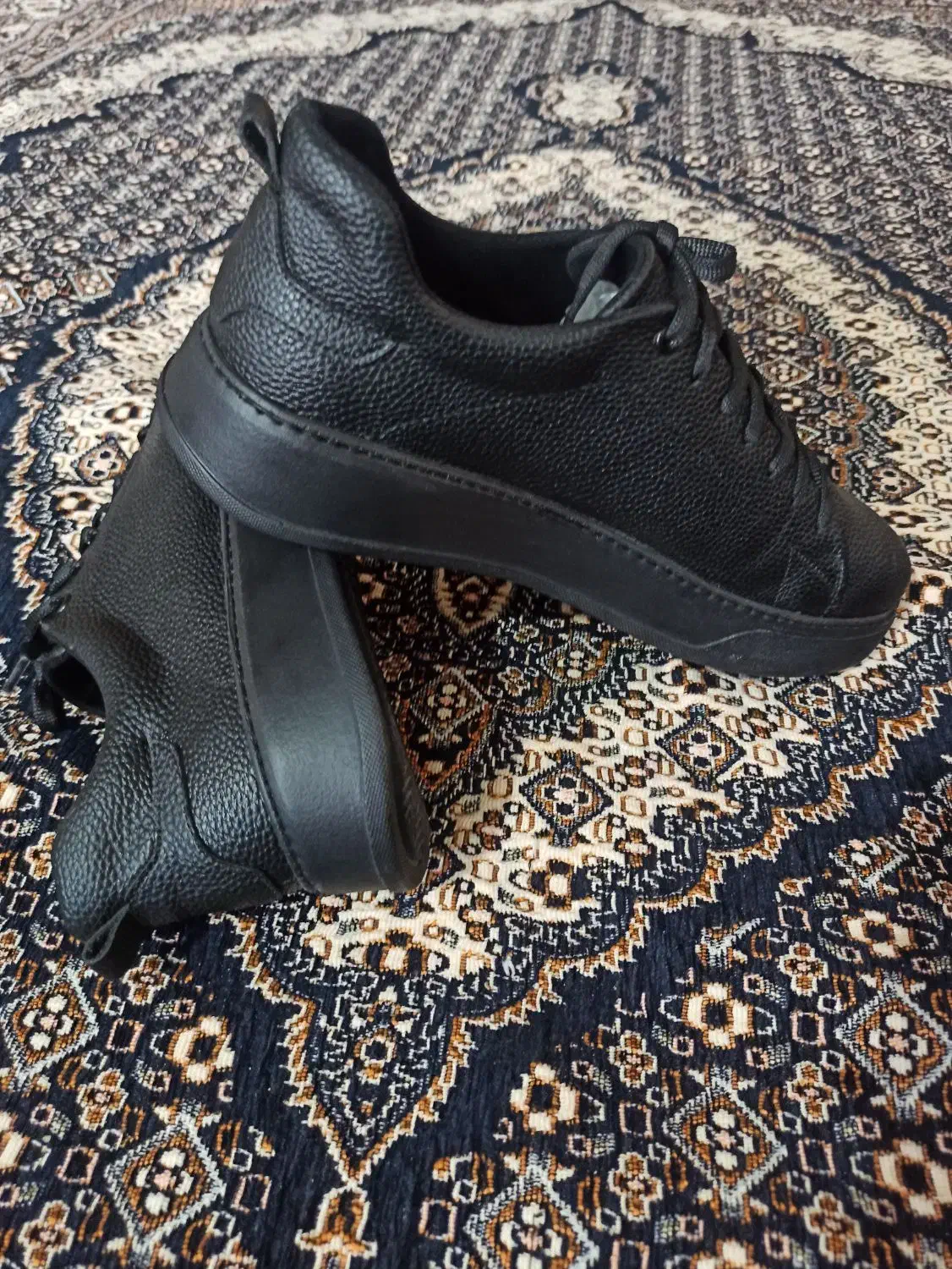 کفش|کیف، کفش، کمربند|قروه, |دیوار