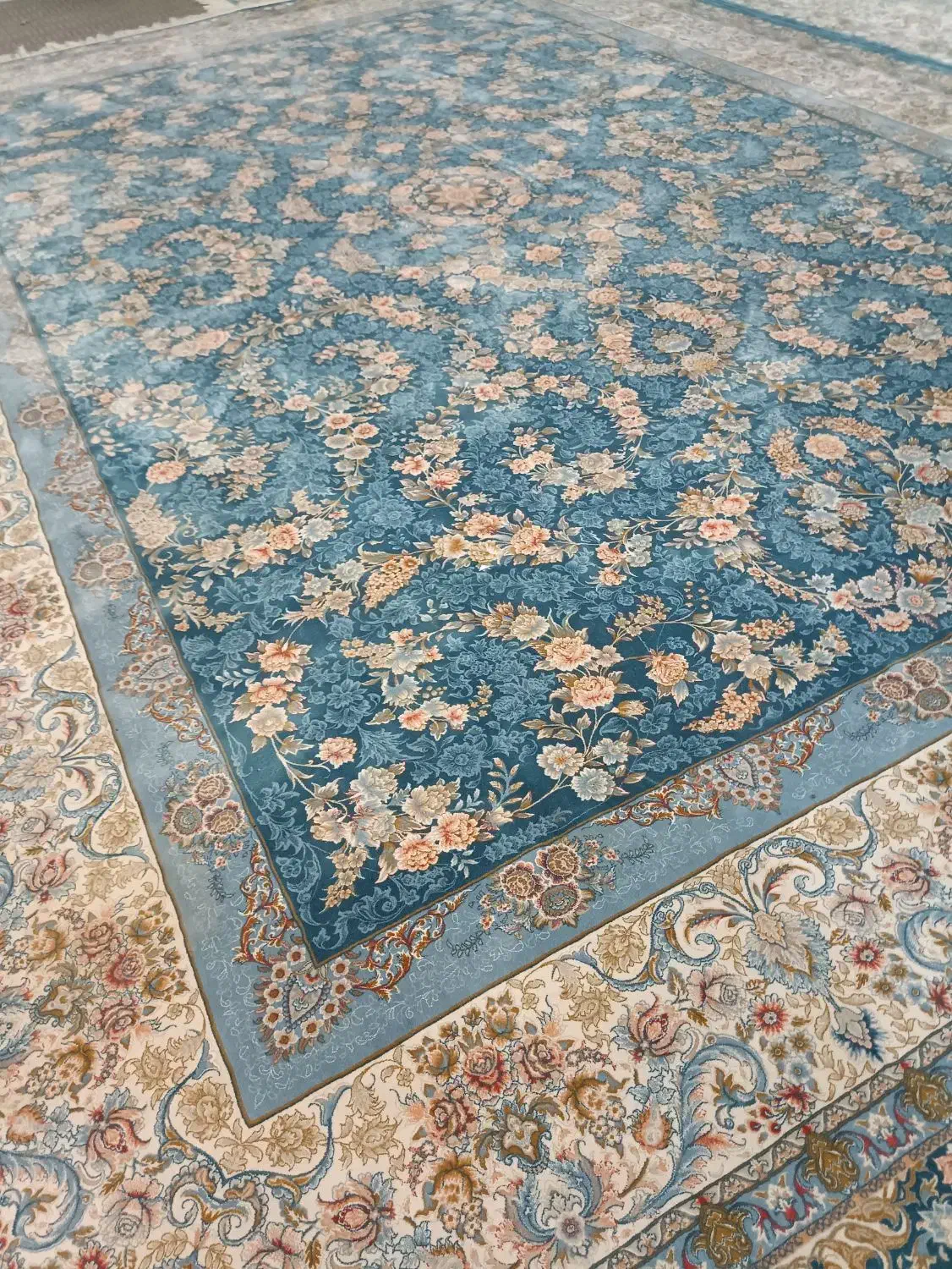 فرش ۹ متری لاجورد آبی ۴۵۰۰تراکم ۱۵۰۰شانه و فرش گرد|فرش|قم, نوقطار|دیوار