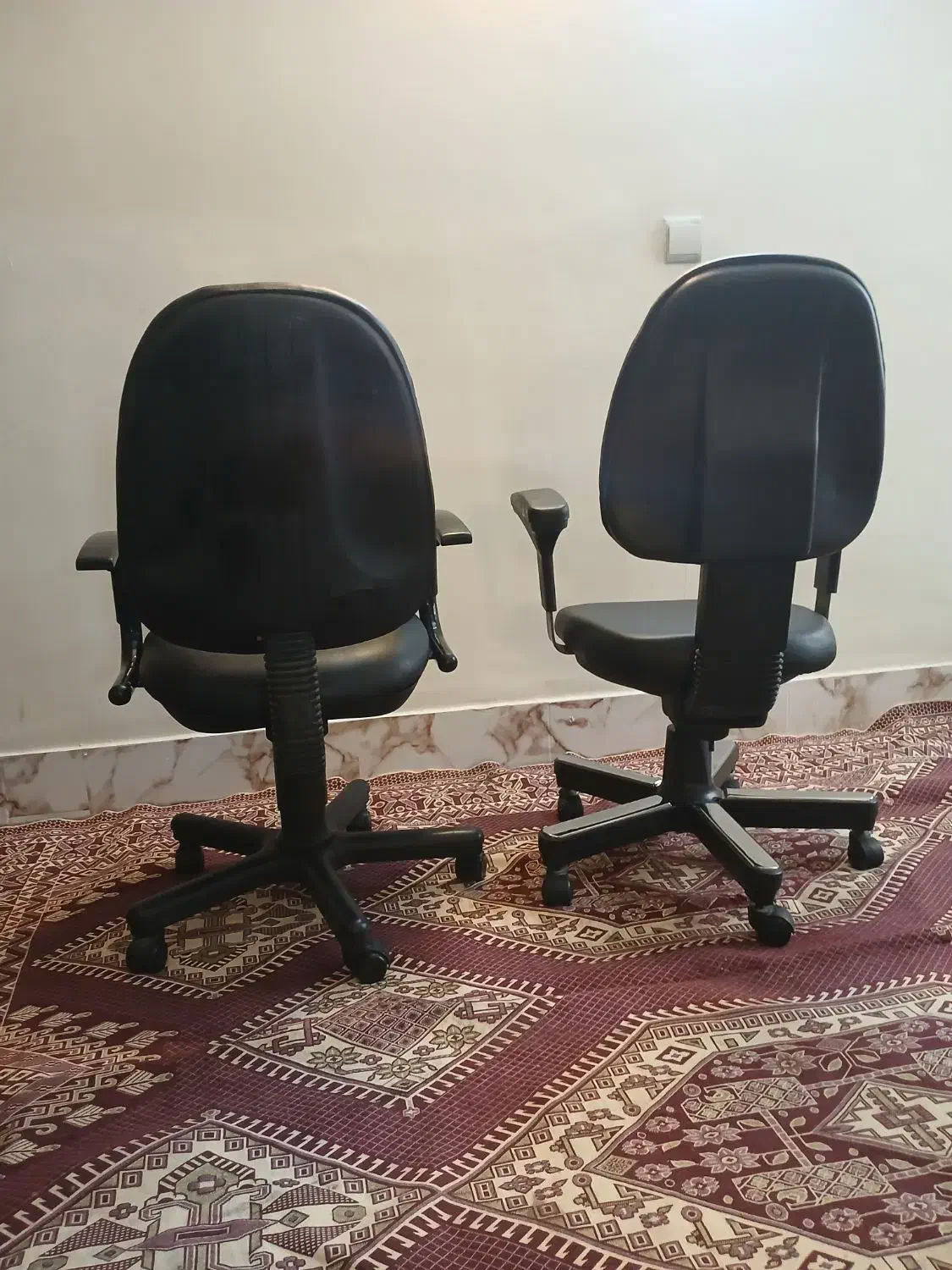 صندلی گردان چرم مشکی کاملاً سالم|صندلی و نیمکت|شهریار, شهریار|دیوار