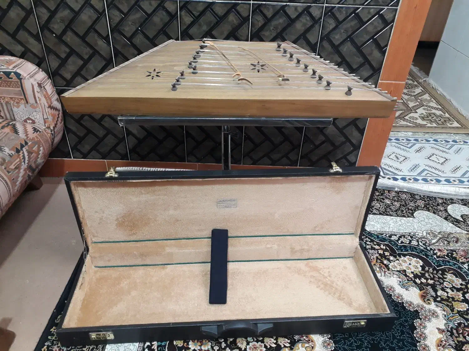 سنتور و مضراب با پایه و کیس|سازهای سنتی|کنگاور, |دیوار