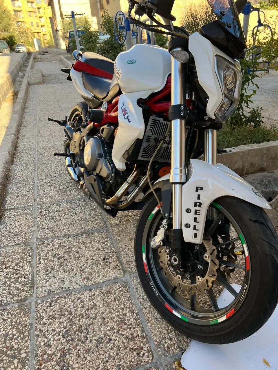 بنلی|موتورسیکلت|شیراز, میرزاکوچک خان|دیوار