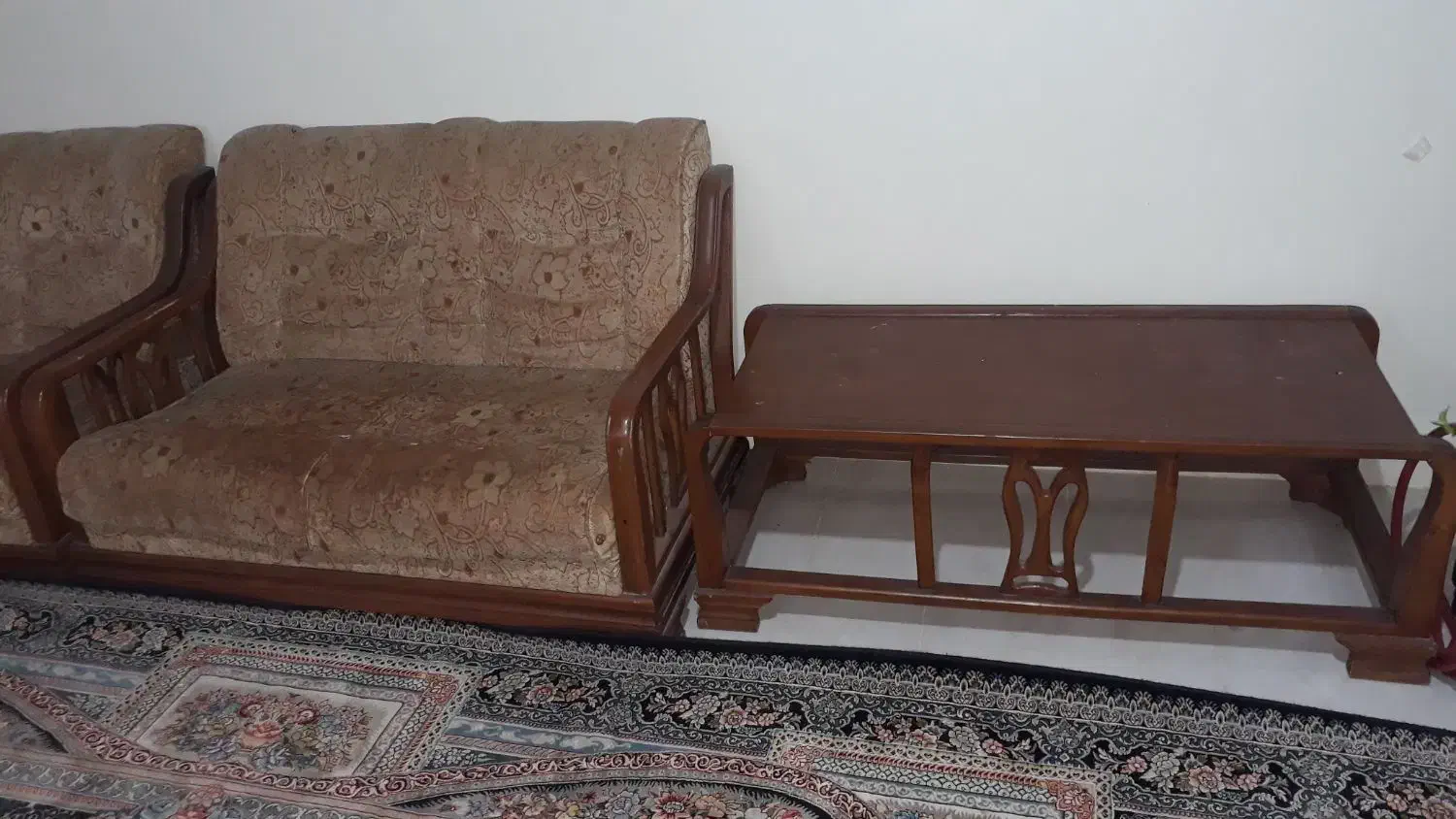 مبل ۴ نفره با یک عدد میز وسط|مبلمان خانگی و میز عسلی|اهواز, بهزاد شهر|دیوار