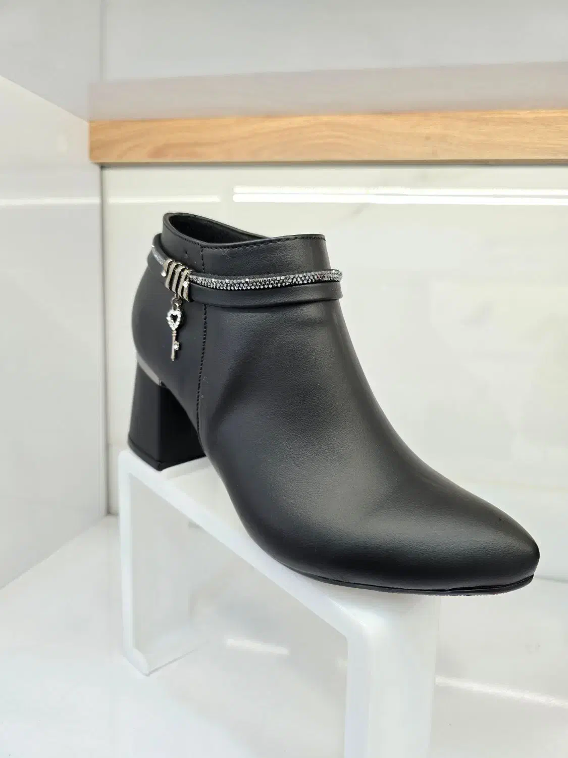 کفش چرم|کیف، کفش، کمربند|خوی, |دیوار