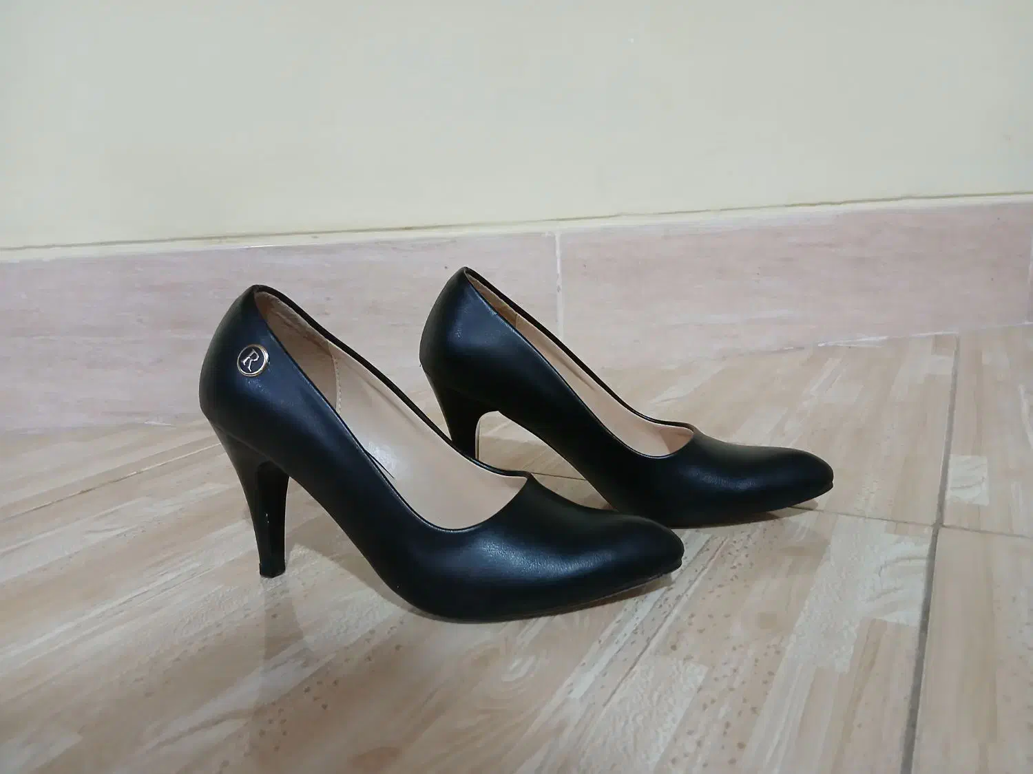 کفش|کیف، کفش، کمربند|صدرا-فارس, فاز ۲|دیوار