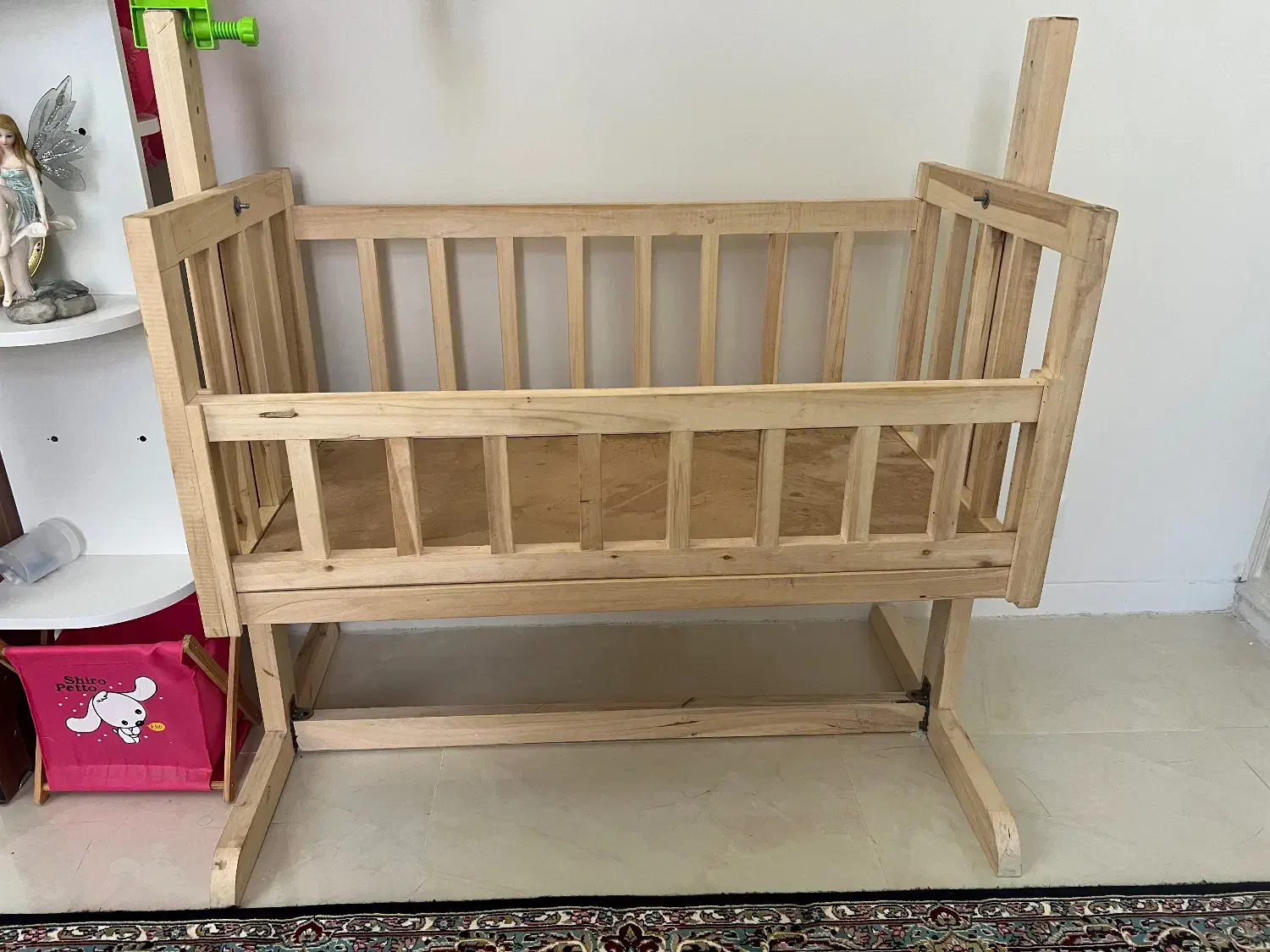 گهواره چوبی|تخت و صندلی بچه|مهاجران, |دیوار