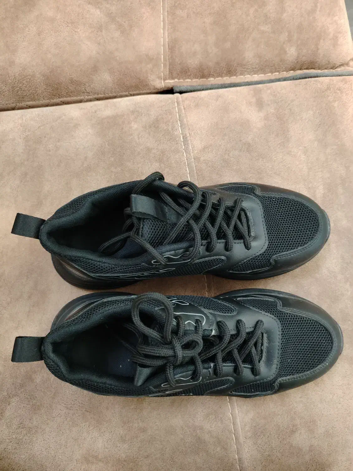 کفش نو|کیف، کفش، کمربند|تربت‌حیدریه, قائم|دیوار