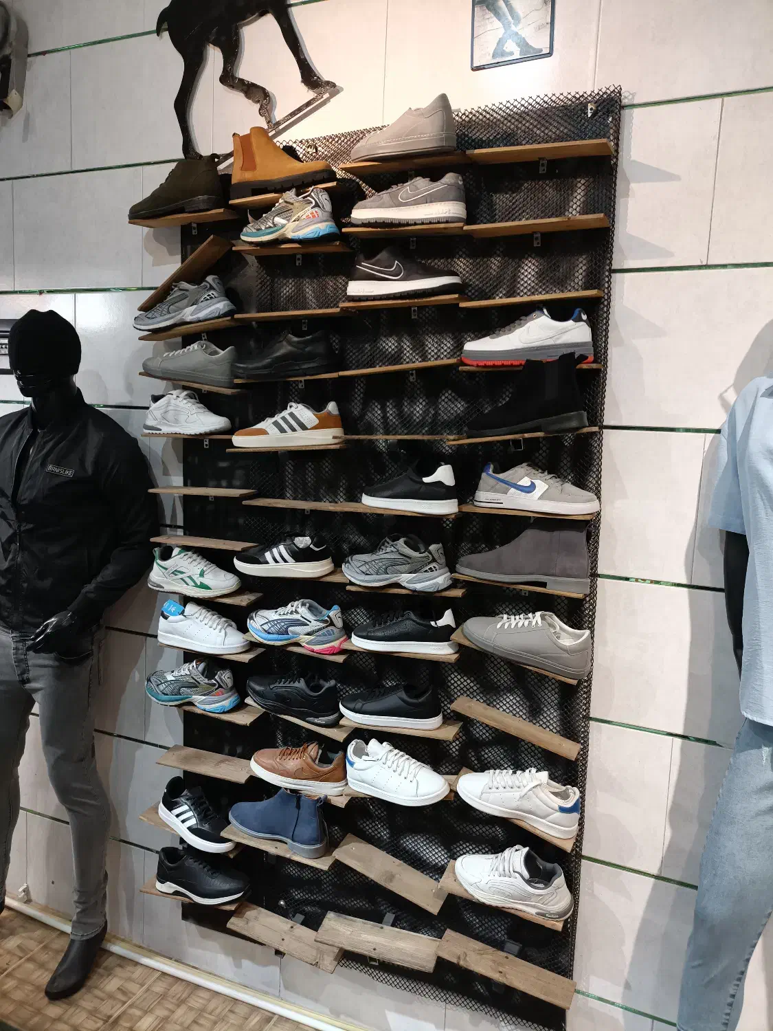 واگذاری کلیه اجناس فروشگاه پوشاک خارجی و ایرانی|فروشگاه و مغازه|خمینی‌شهر, |دیوار