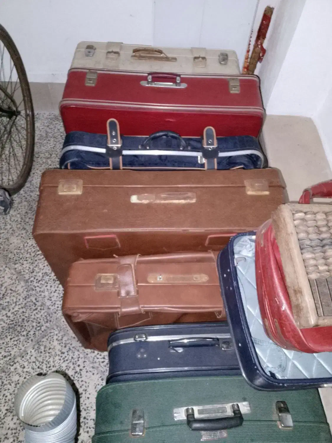 چمدان قدیمی|کلکسیون اشیاء عتیقه|رشت, خمیران زاهدان|دیوار