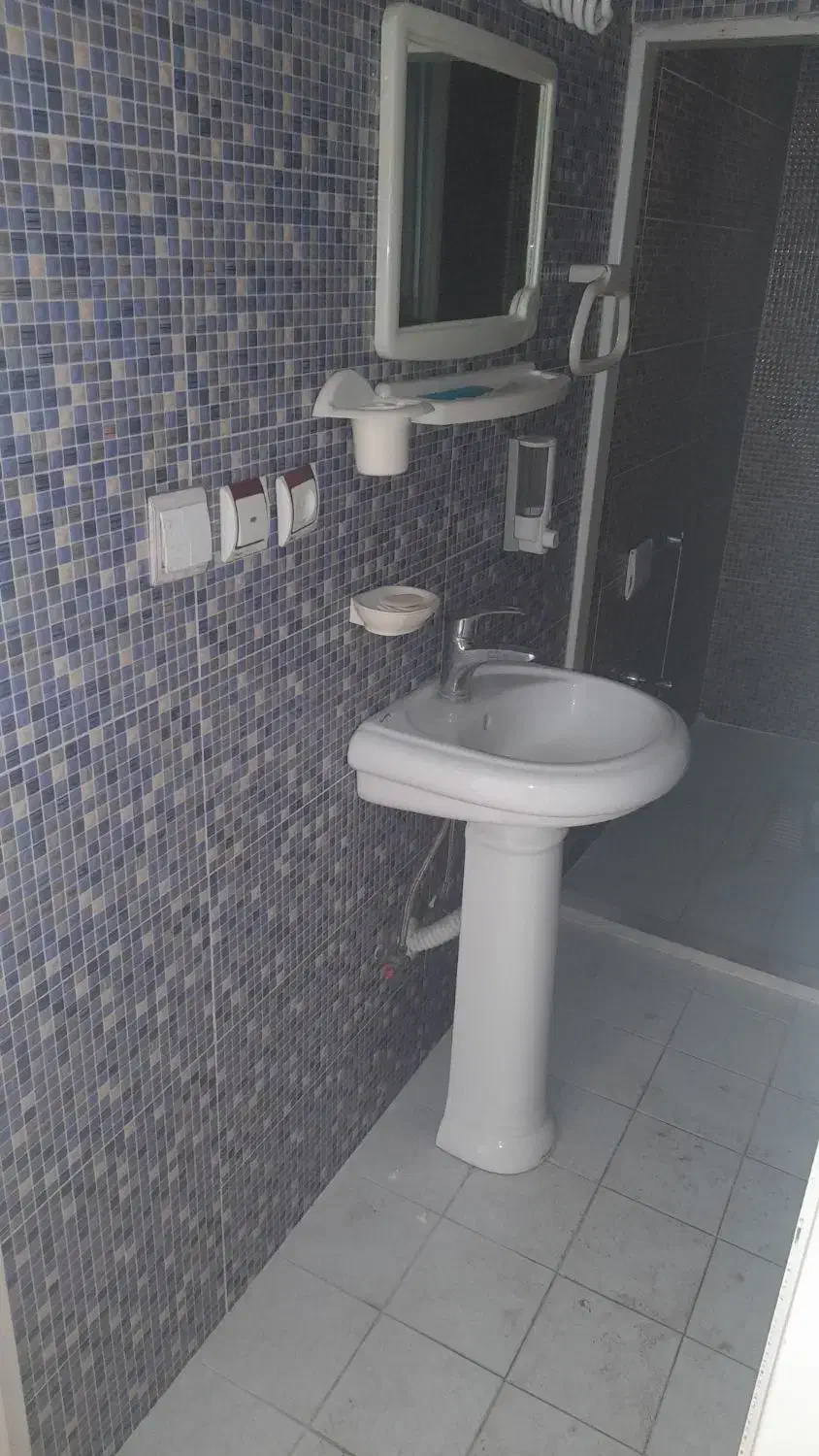 روشویی باسرویس و چراغ مطالعه دیواری|لوازم سرویس بهداشتی|بندر انزلی, صابرحنان|دیوار