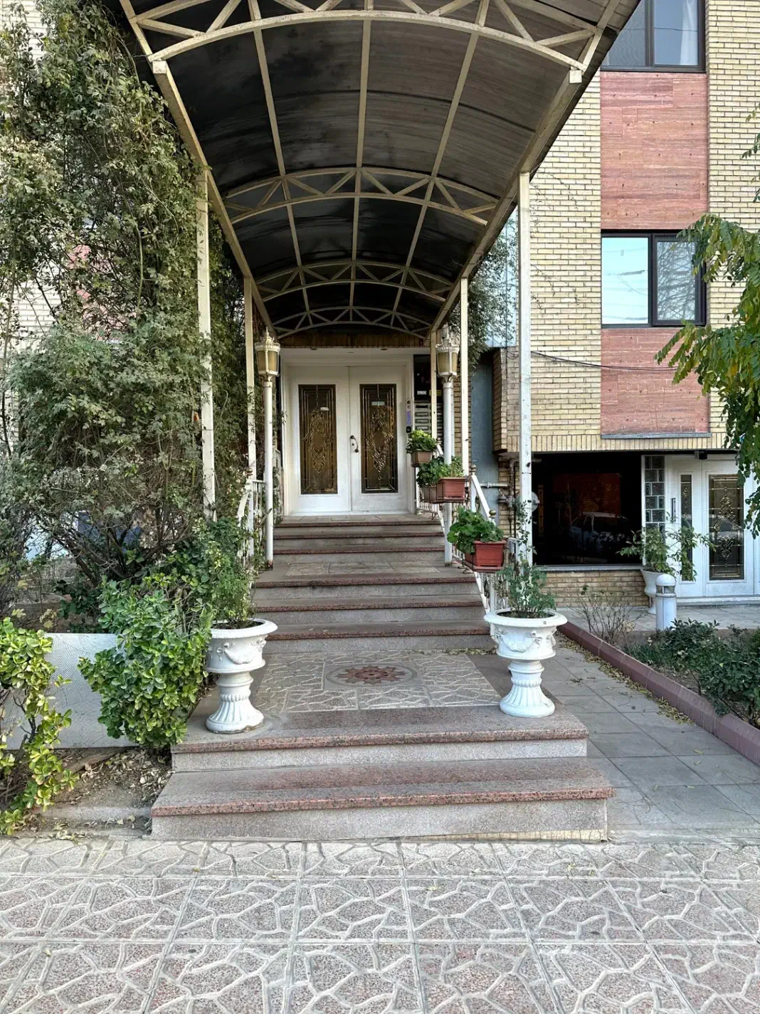 ۱۴۵ متر /سه خواب/ نورگیر /بهترین لوکیشن شهرکOPG