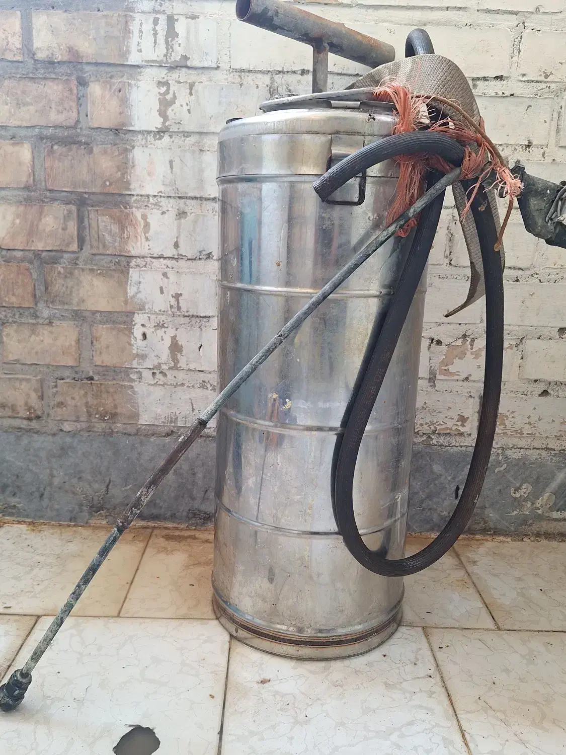 گلاب پاش یا سم پاش|ابزارآلات|مسجد سلیمان, |دیوار