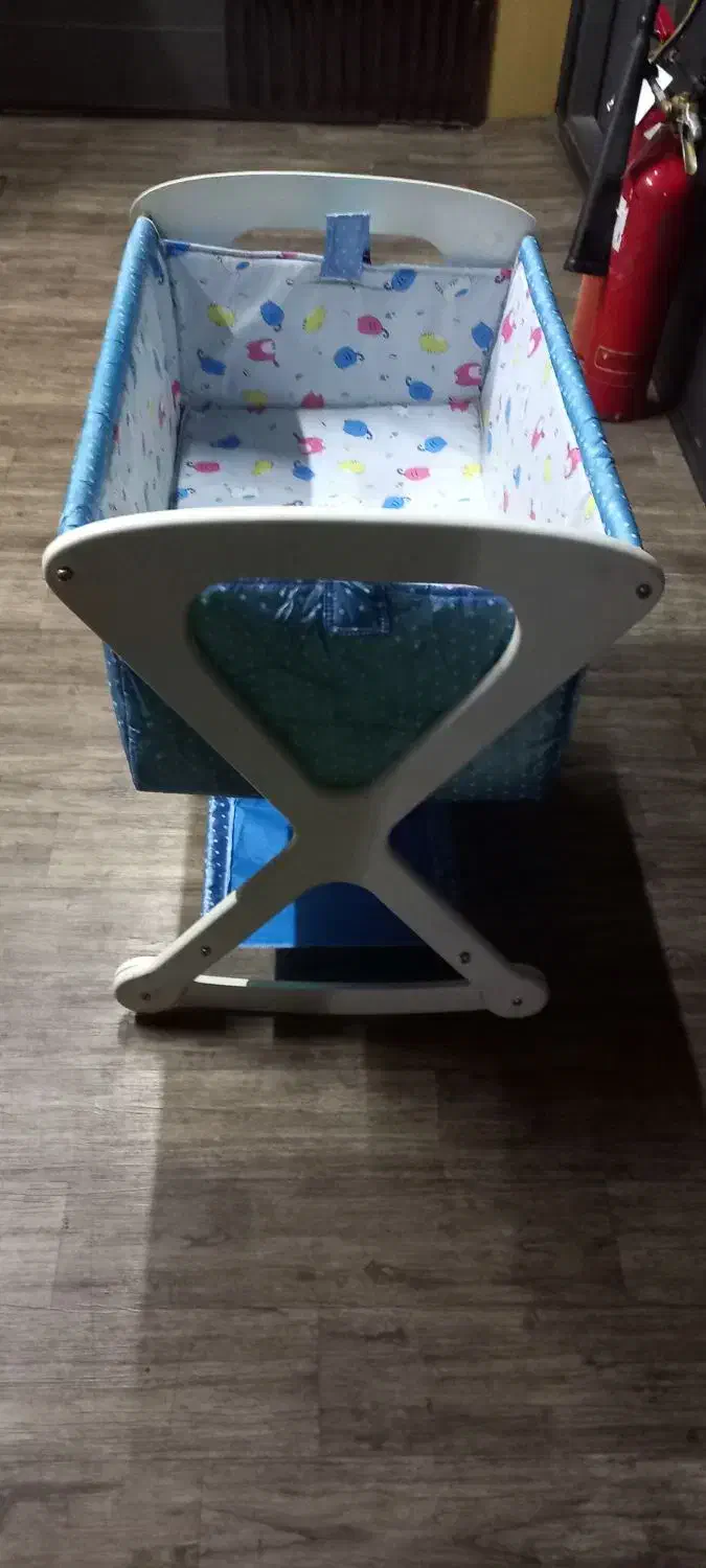 گهواره تمیز و نو|تخت و صندلی بچه|تهران, قلهک|دیوار