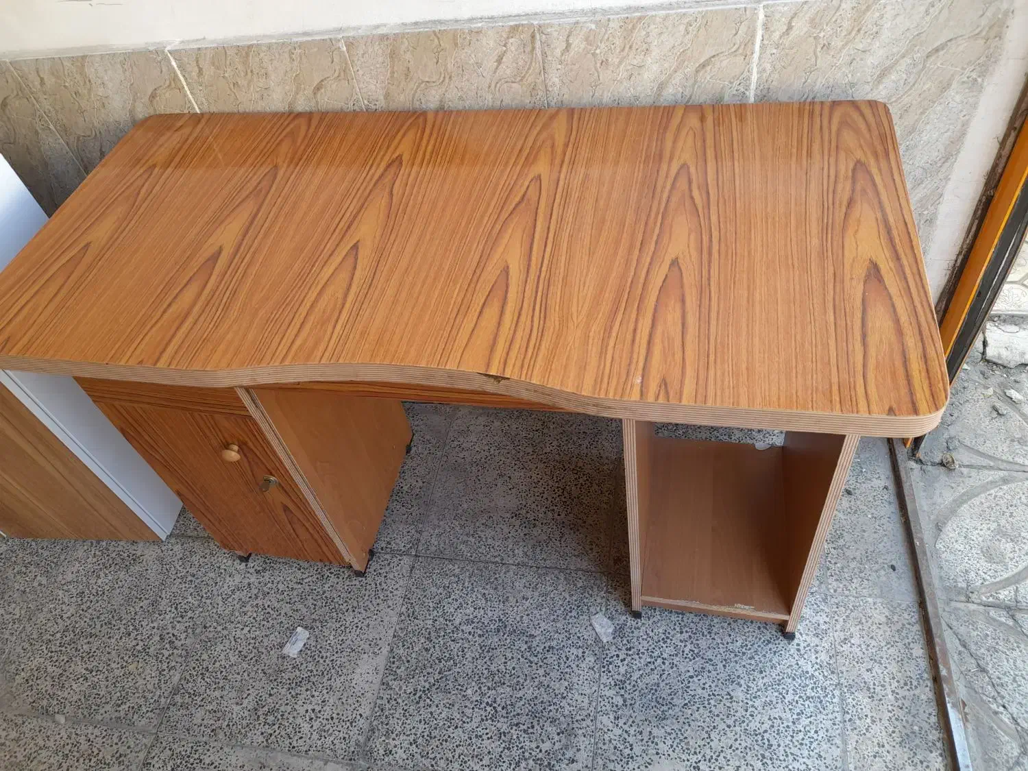 میز تحری سالم‌|میز تحریر و کامپیوتر|دورود, |دیوار