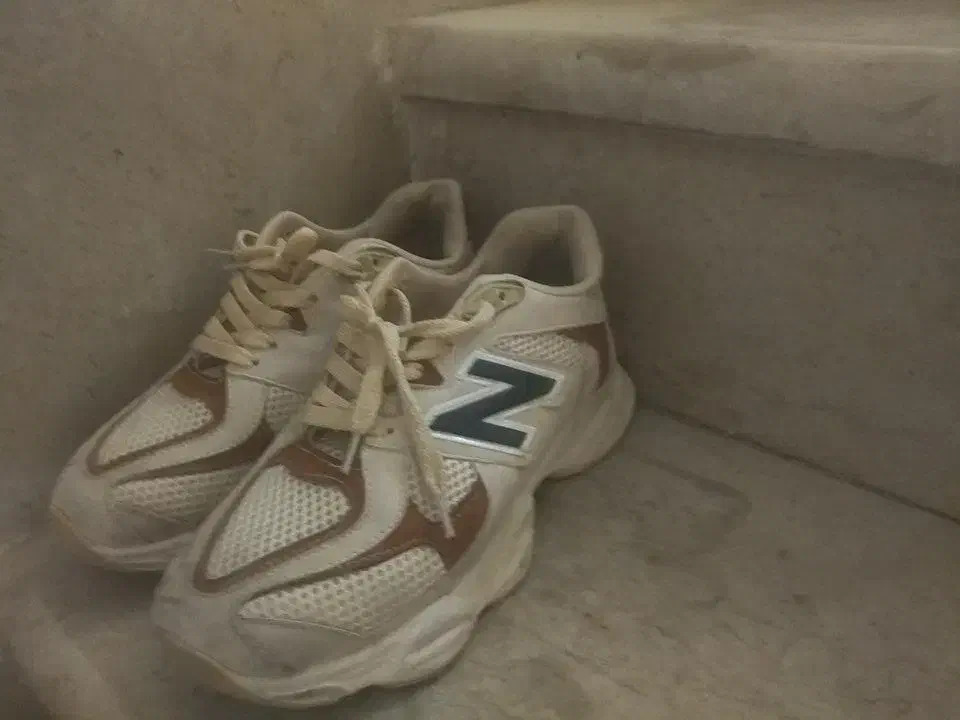 کفش پیاده‌روی|کیف، کفش، کمربند|شیراز, شاهچراغ|دیوار