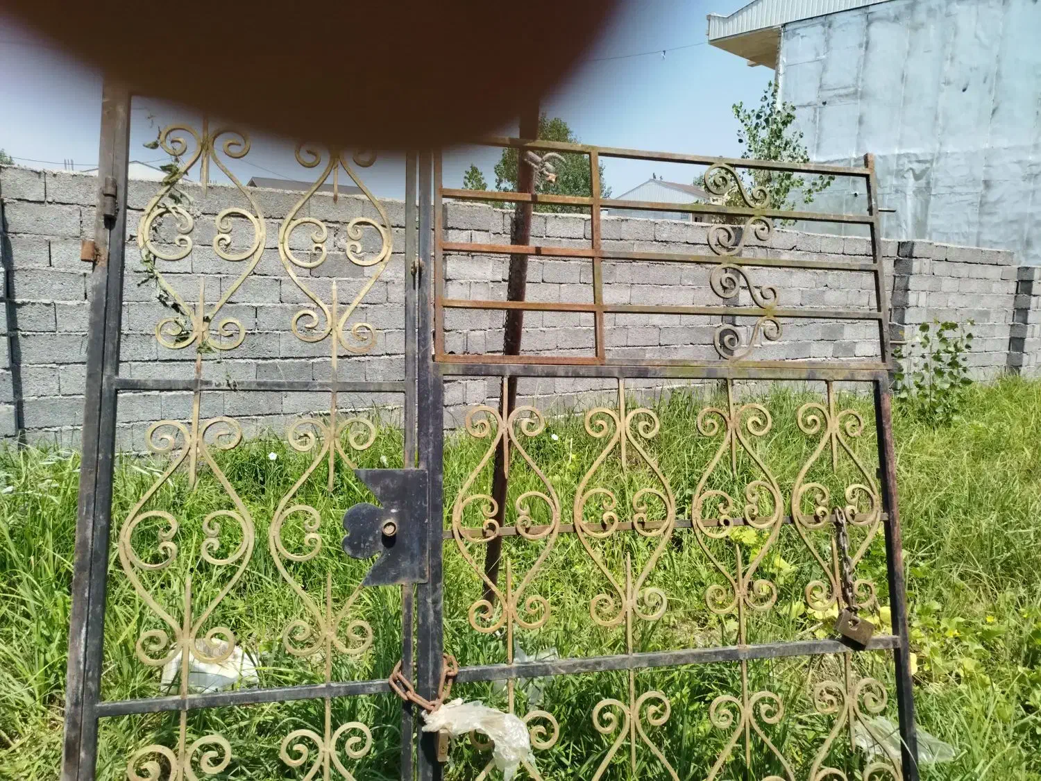 دروازه آهنی ۳ متری زیبا و سنگین و یک دروازه ۲ نیم|مصالح و تجهیزات ساختمان|لنگرود, |دیوار