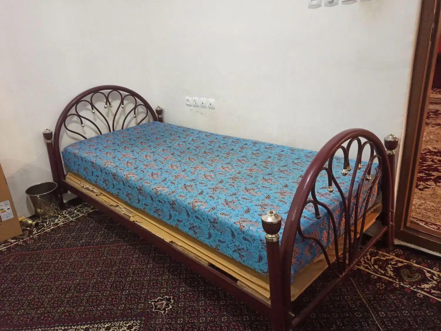 تخت فلزی تک نفره|تخت و سرویس خواب|صائین قلعه, |دیوار