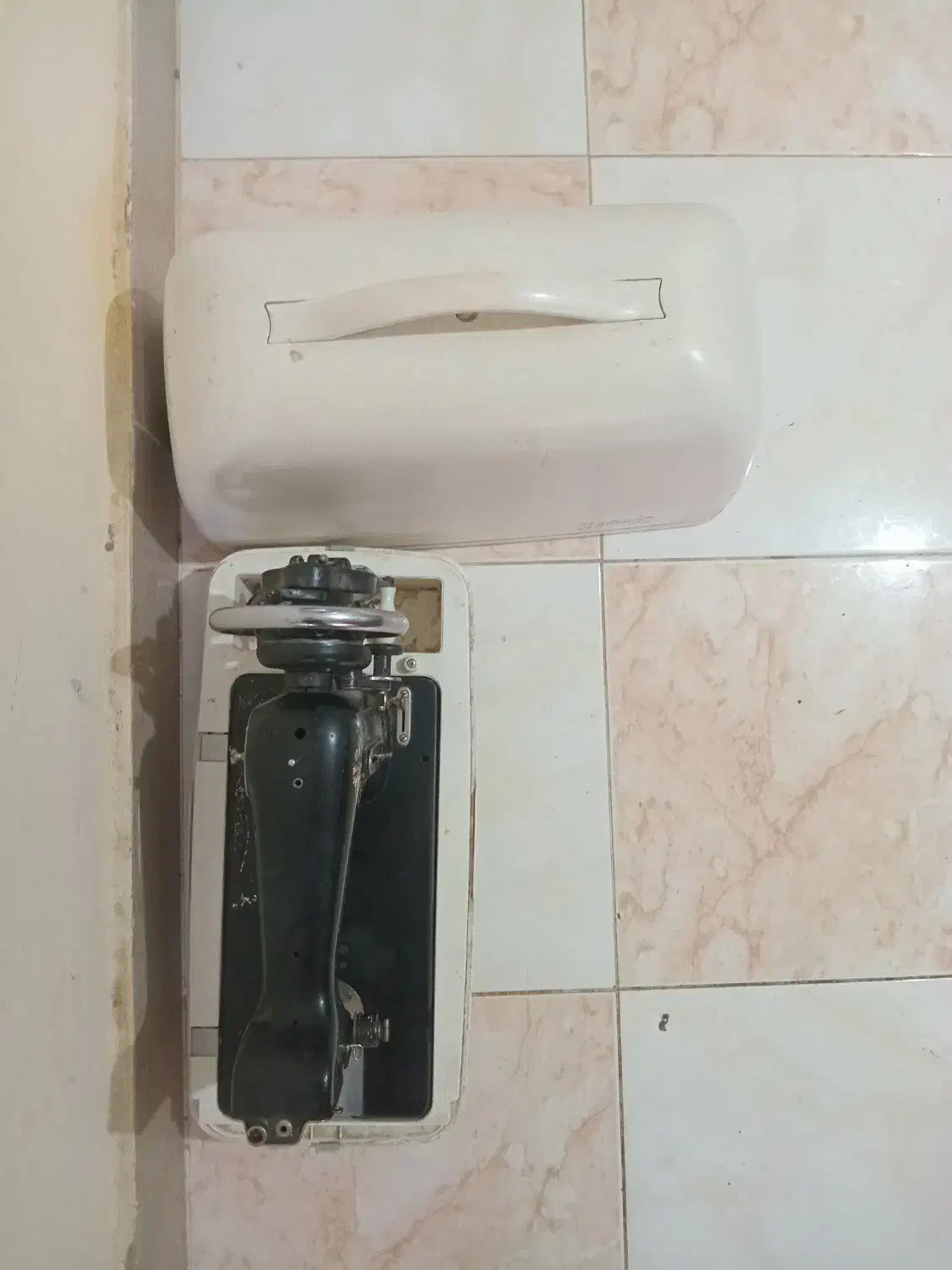 چرخ خیاطی عتیقه|کلکسیون اشیاء عتیقه|شیراز, شهرک گلدشت حافظ‎|دیوار