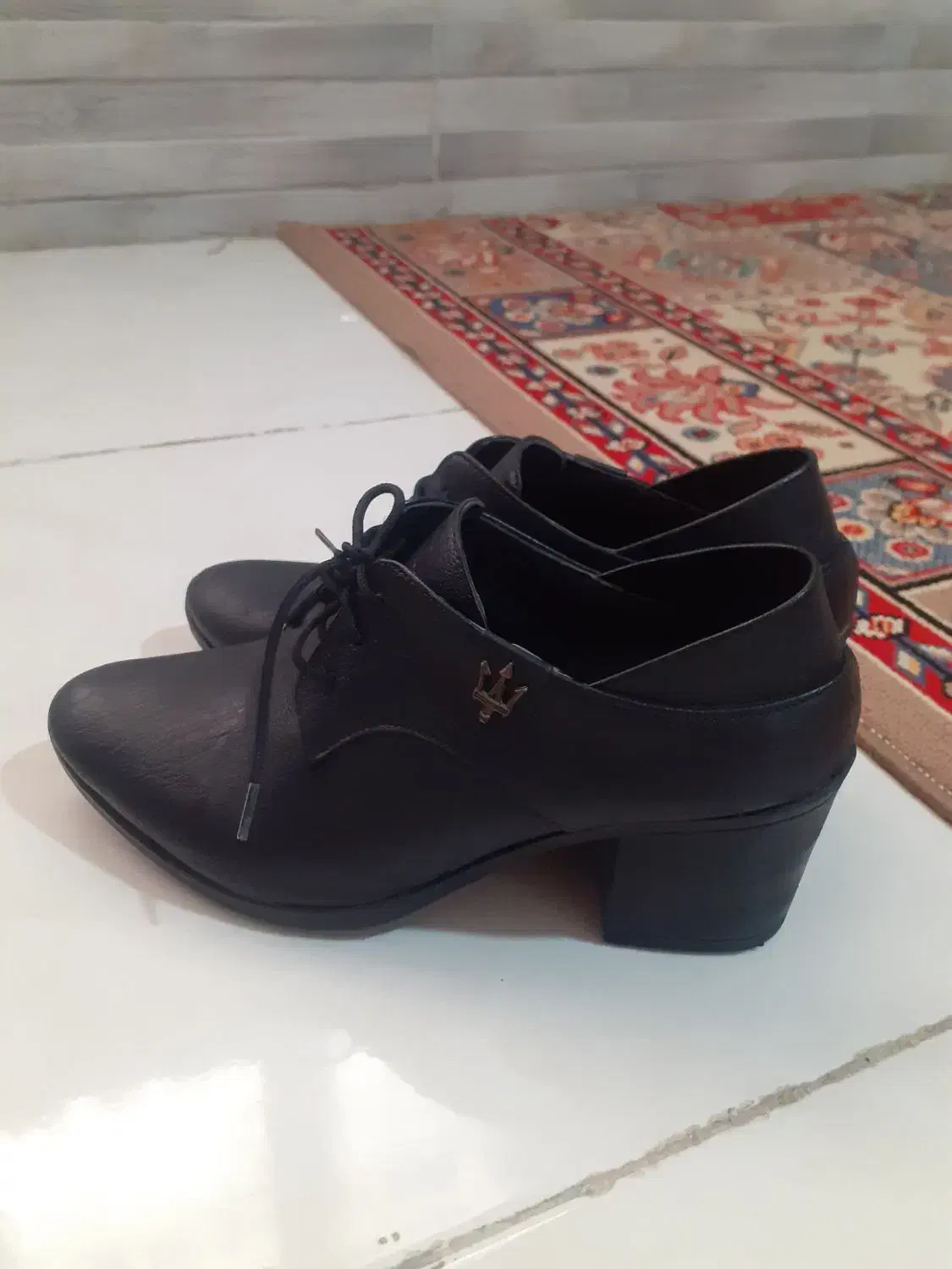 کفش|کیف، کفش، کمربند|رباط‌کریم, رباط‌کریم|دیوار