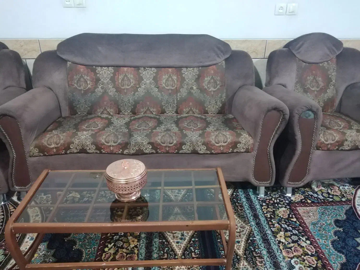 مبل هفت نفره پایه استیل ودوعدد میز عسلی وگل مصنوع|مبلمان خانگی و میز عسلی|شیراز, شهرک مطهری|دیوار