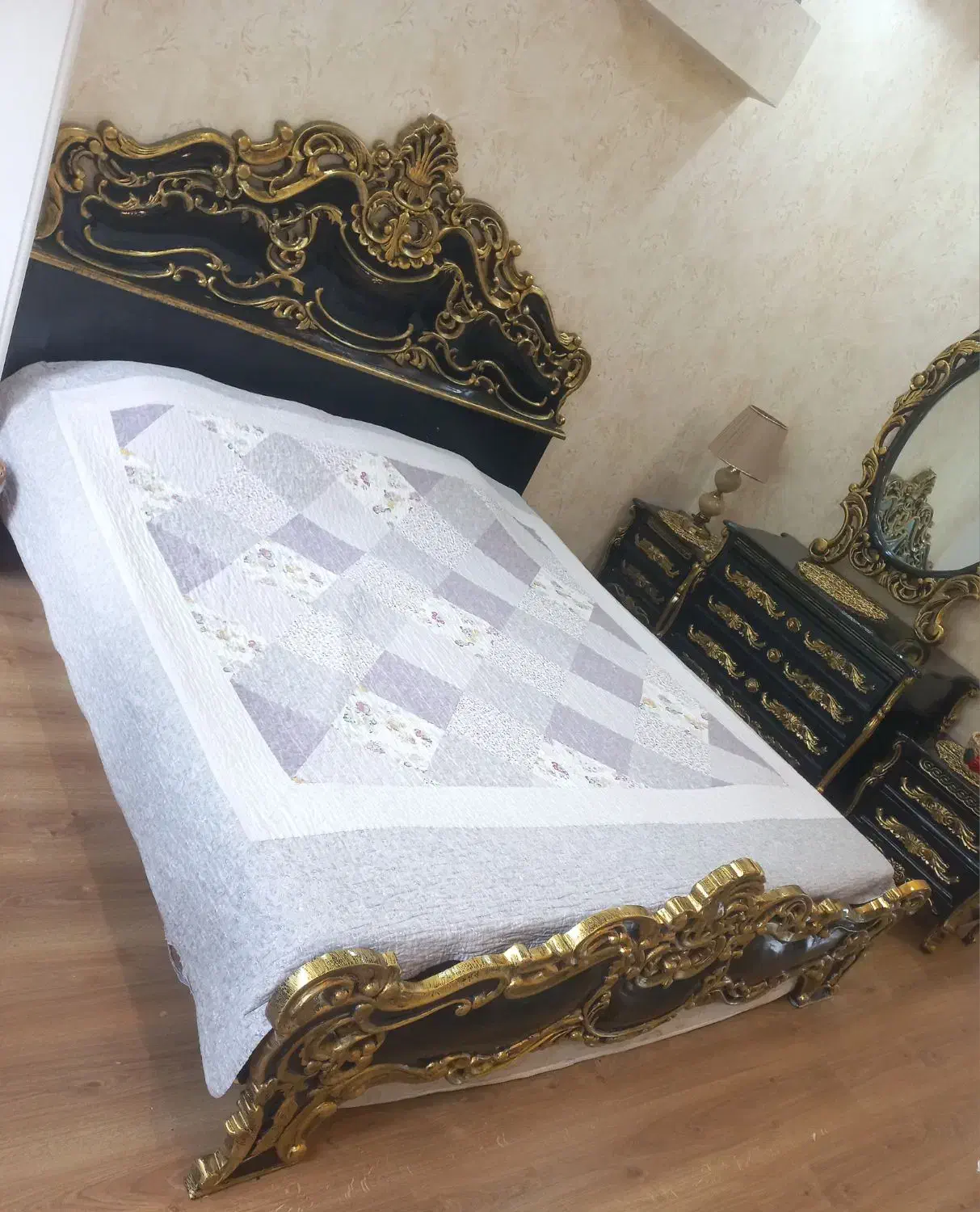 تخت با تشک ومیز اینه چوب راش|تخت و سرویس خواب|لنگرود, |دیوار