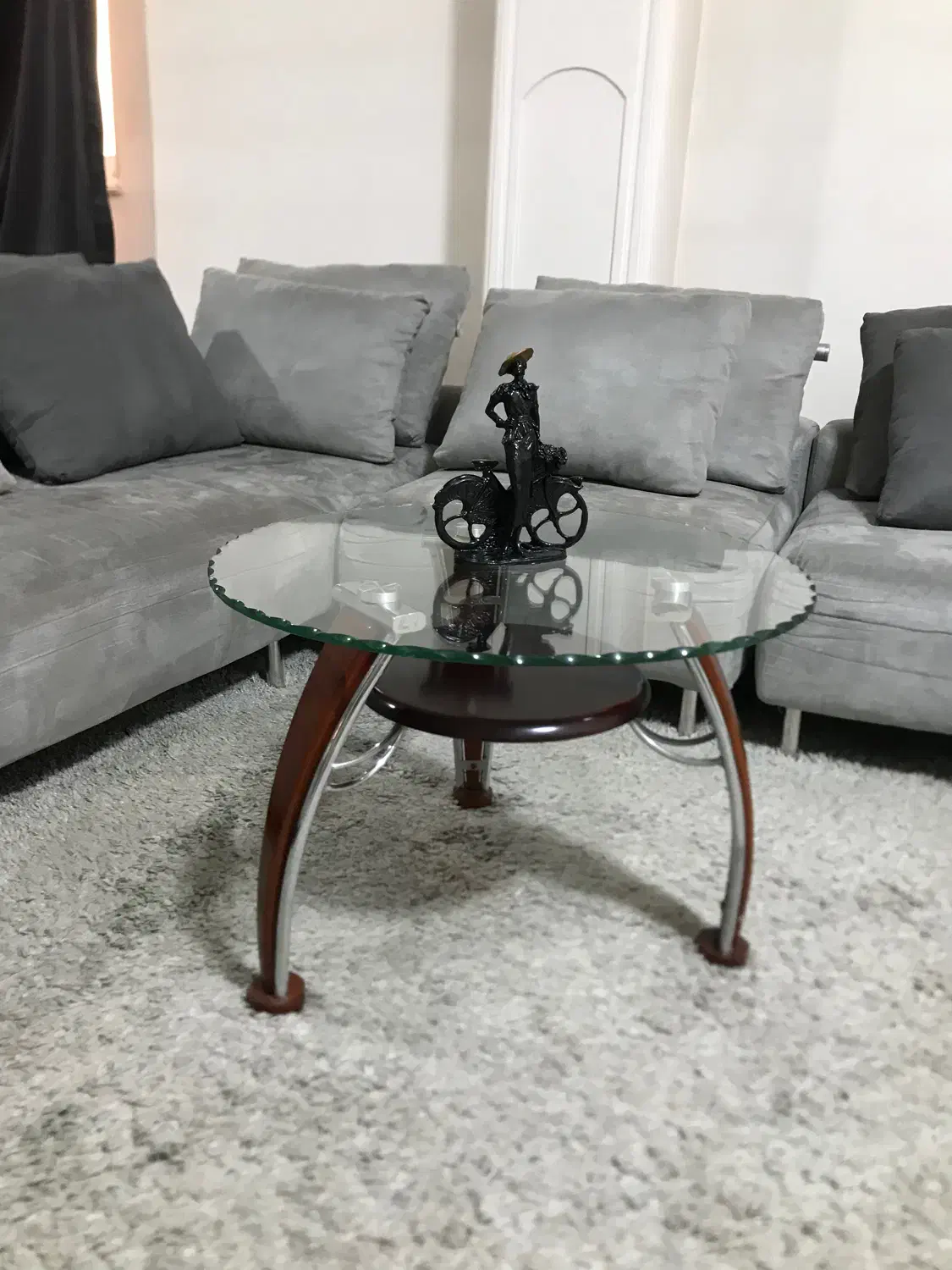 جلومبلی شیشه ای گرد وارداتی|مبلمان خانگی و میز عسلی|رشت, رشتیان|دیوار