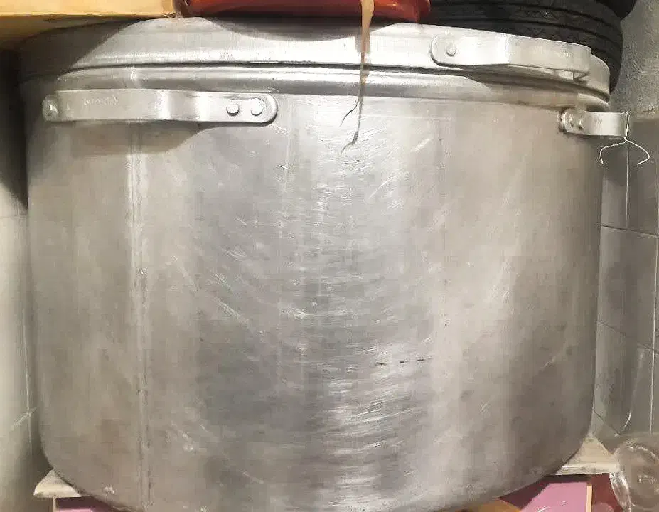 دیگ روحی بزرگ|ظروف پخت‌وپز|ورامین, ورامین|دیوار