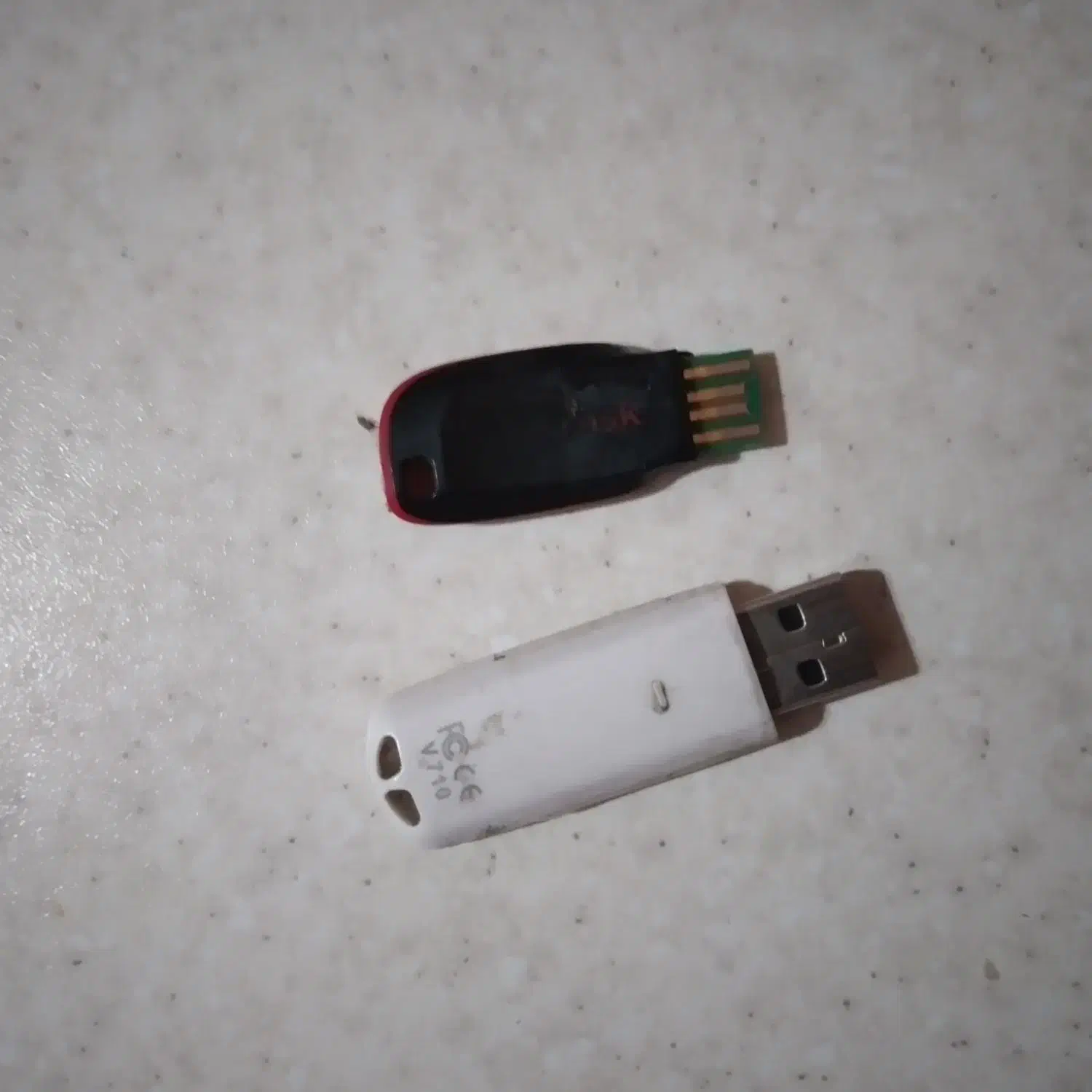 ۲عدد فلاش یکی ۸ و یکی ۱۶ گیگ|قطعات و لوازم جانبی رایانه|تبریز, |دیوار