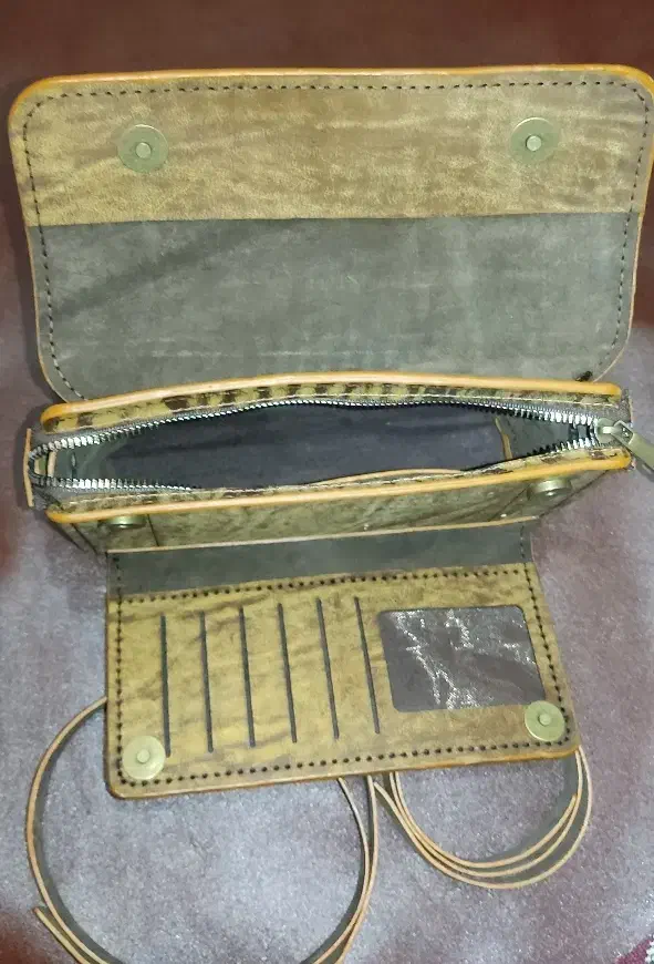 تولید کننده انواع وسایل چرم طبیعی ودست دوز|کیف، کفش، کمربند|کازرون, |دیوار