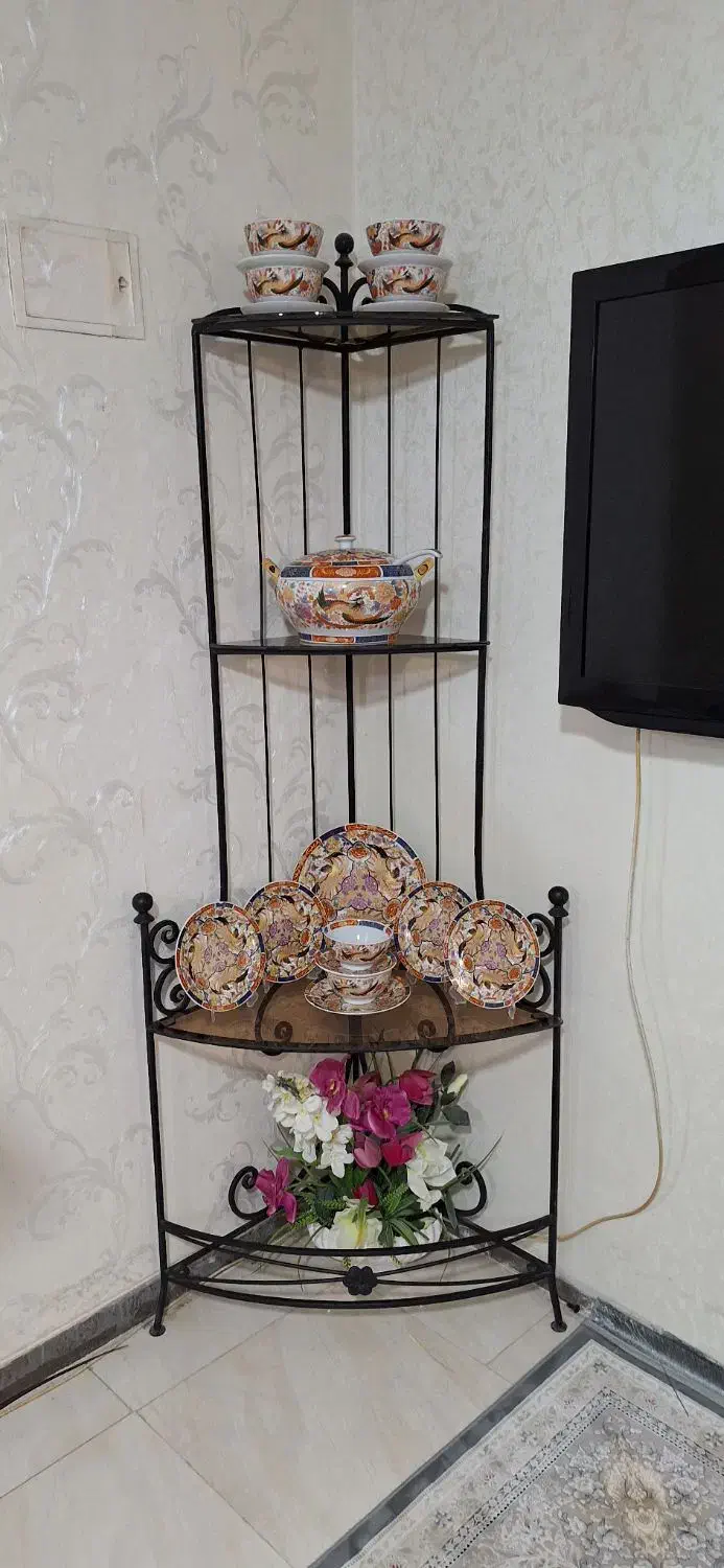 ویترین سه گوش فلزی|بوفه، ویترین، کنسول|اصفهان, شاه پسند|دیوار