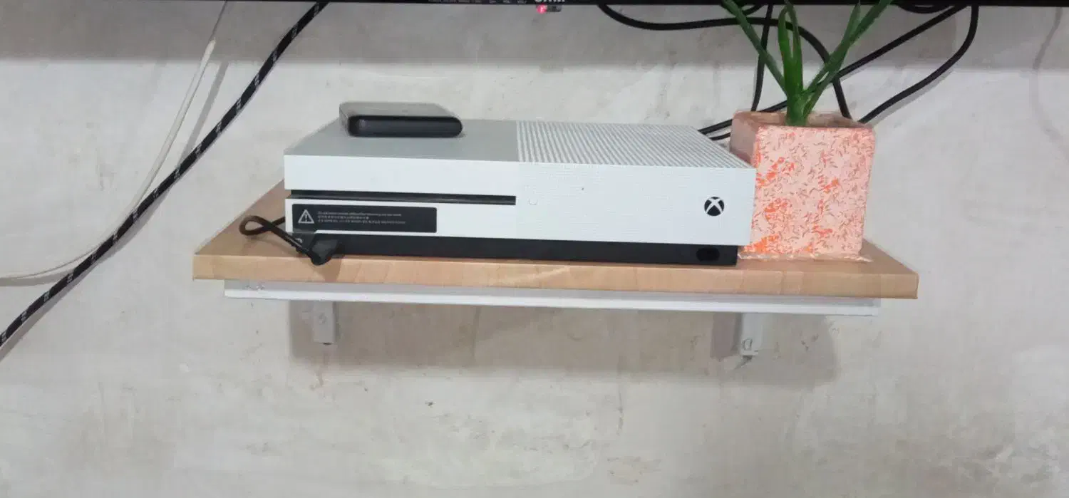 ایکس باکس وان ای|کنسول، بازی ویدئویی و آنلاین|میانه, |دیوار