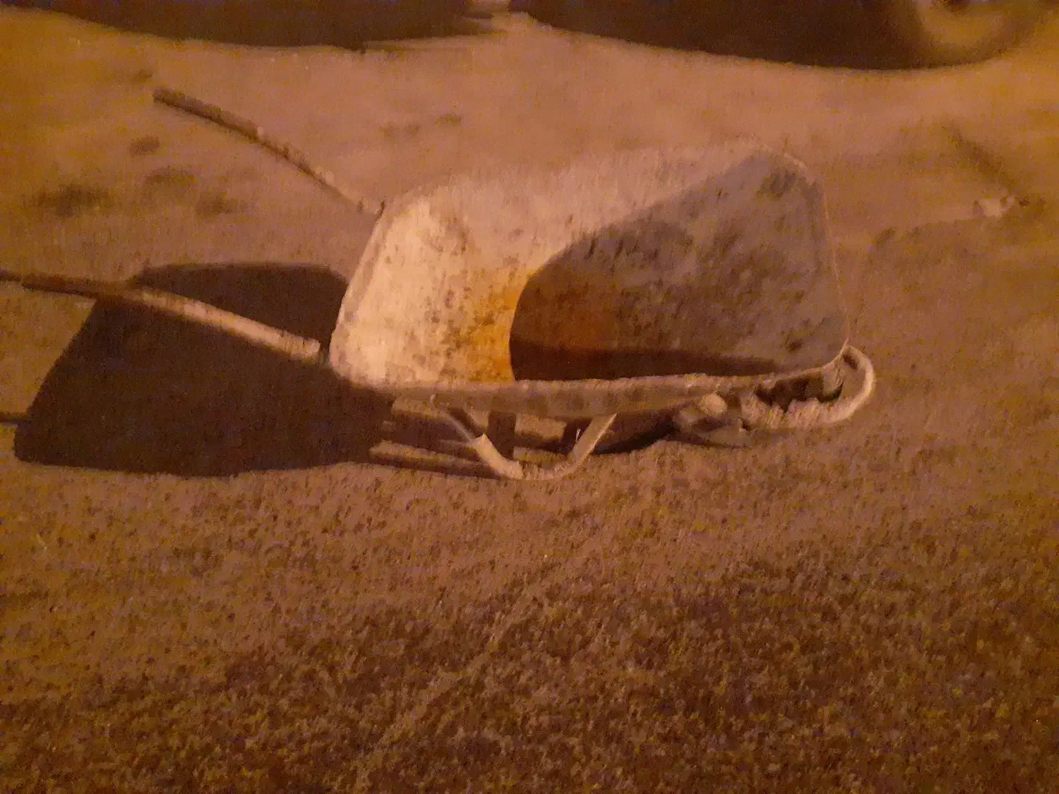 فرغون وچرخ بنایی داشکا قدیمی بدون پوسیدگی و محکم|مصالح و تجهیزات ساختمان|تبریز, |دیوار