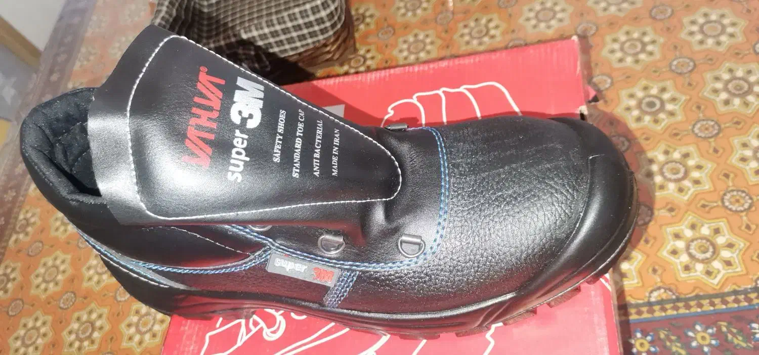 کفش ایمنی|کیف، کفش، کمربند|نطنز, |دیوار