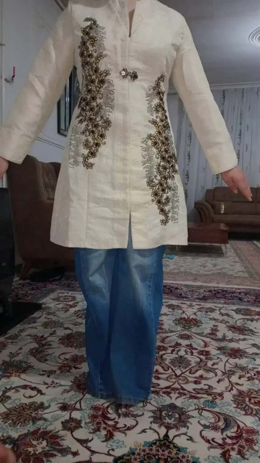 دوتا مانتو نونو هنورز کاغذ نو روشونه|لباس|خرم‌آباد, |دیوار