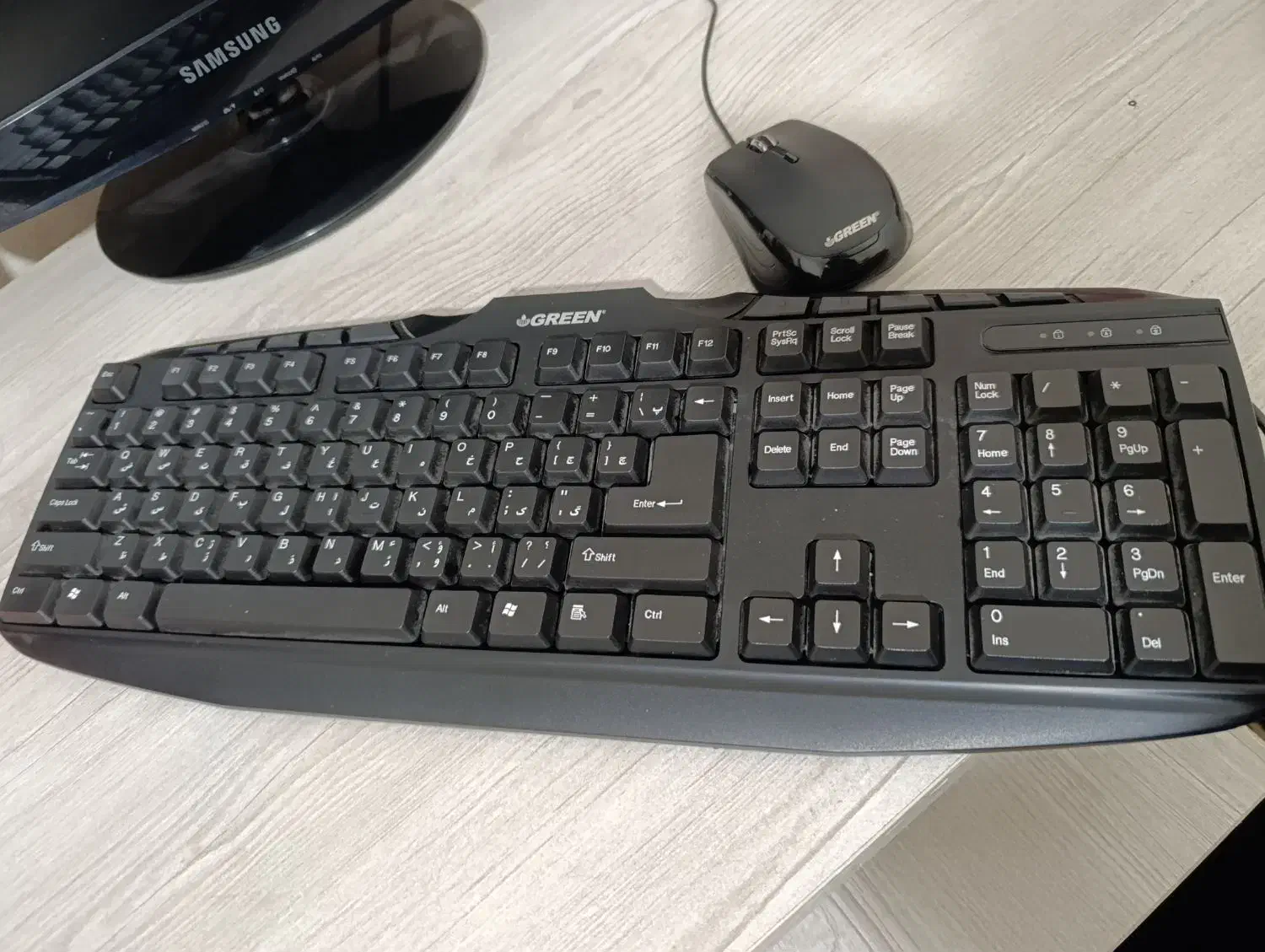 کامپیوتر|رایانه رومیزی|ری, علایین|دیوار