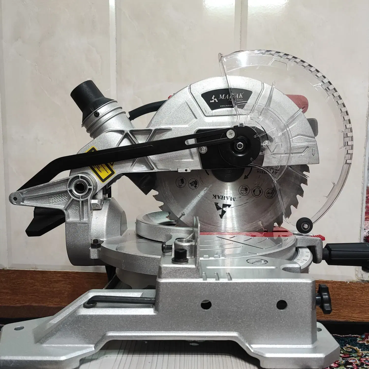 فارسی بر محک|ابزارآلات|بروجرد, |دیوار