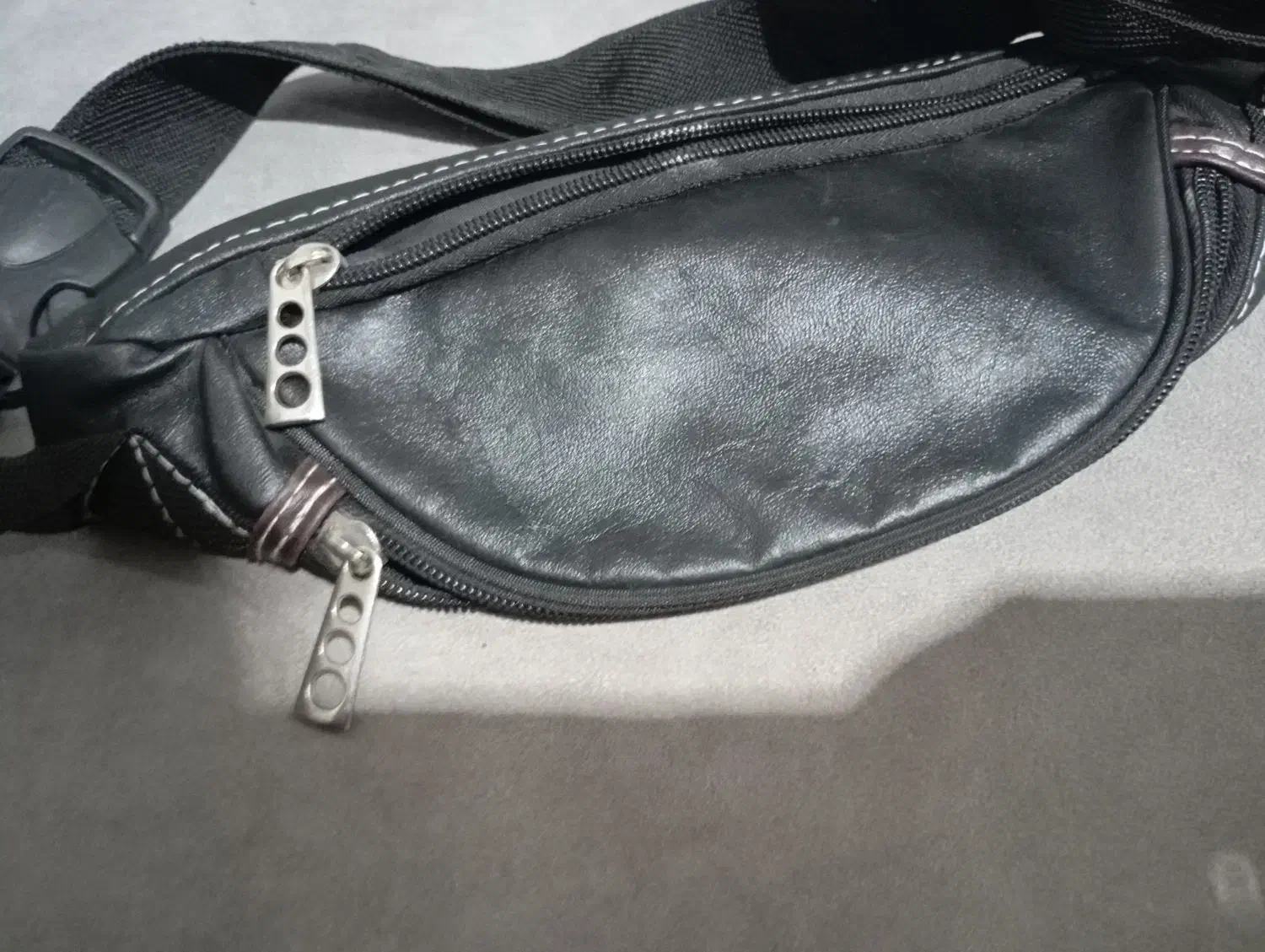 کیف کمری|کیف، کفش، کمربند|قم, چهل درخت‎|دیوار