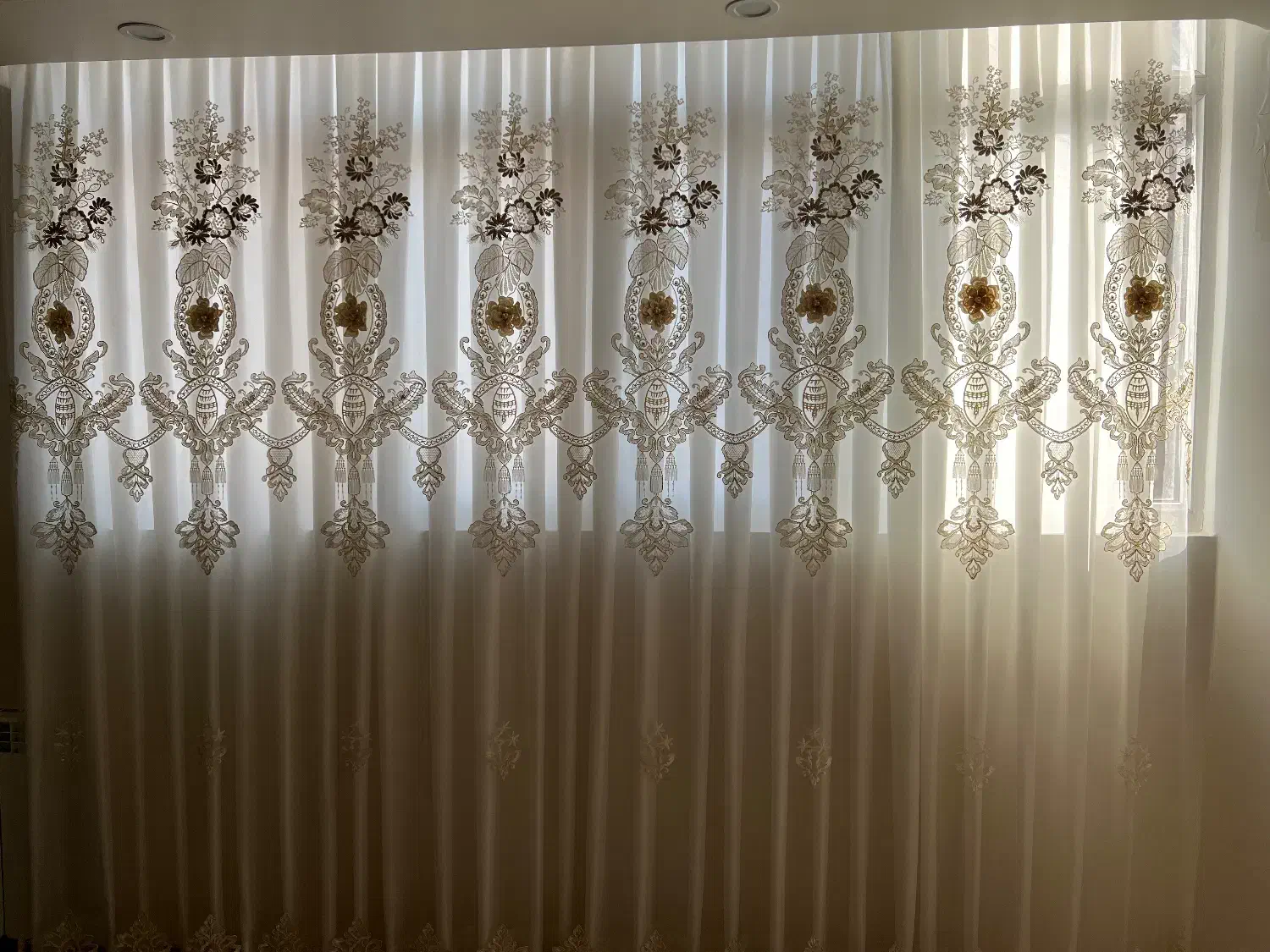 پرده گل برجسته درحد نو اصلن شسته نشده|پرده، رانر، رومیزی|تهران, کیانشهر|دیوار