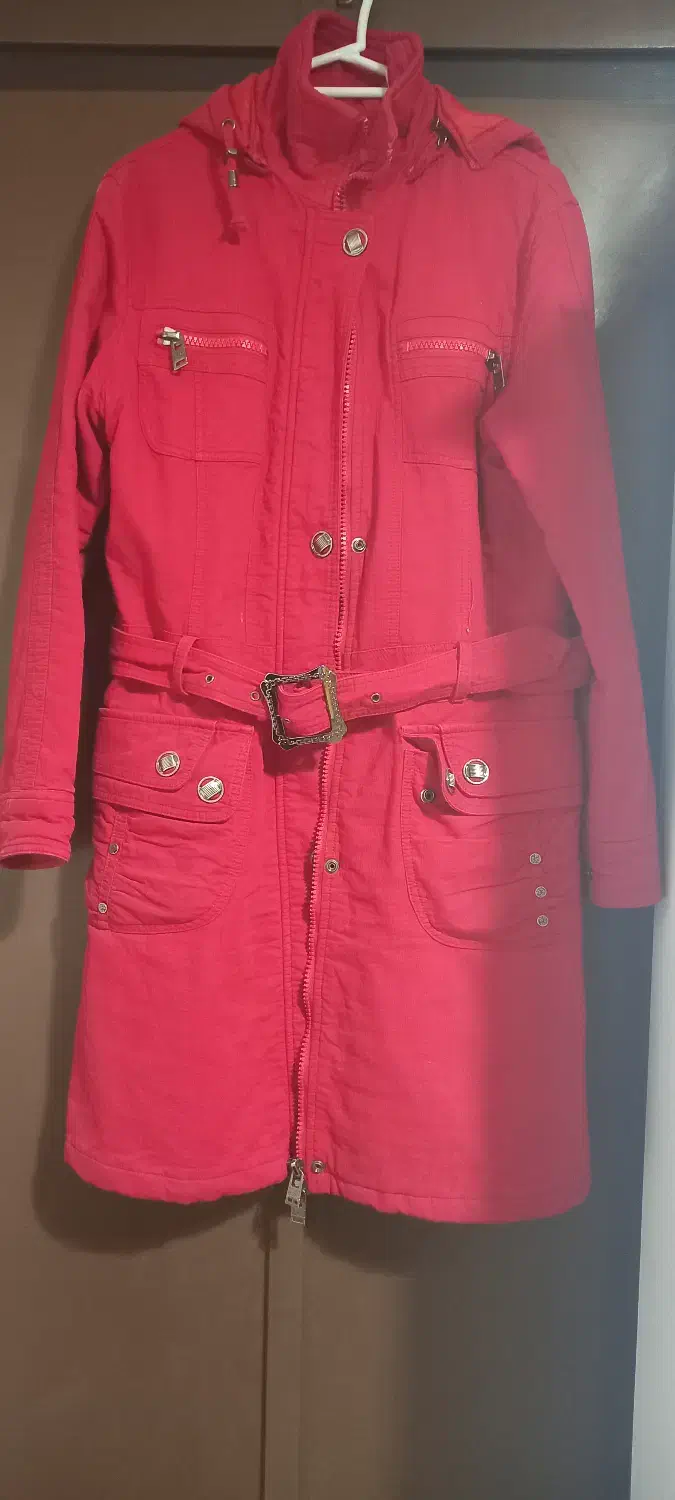 کاپشن قرمز|لباس|ساری, |دیوار