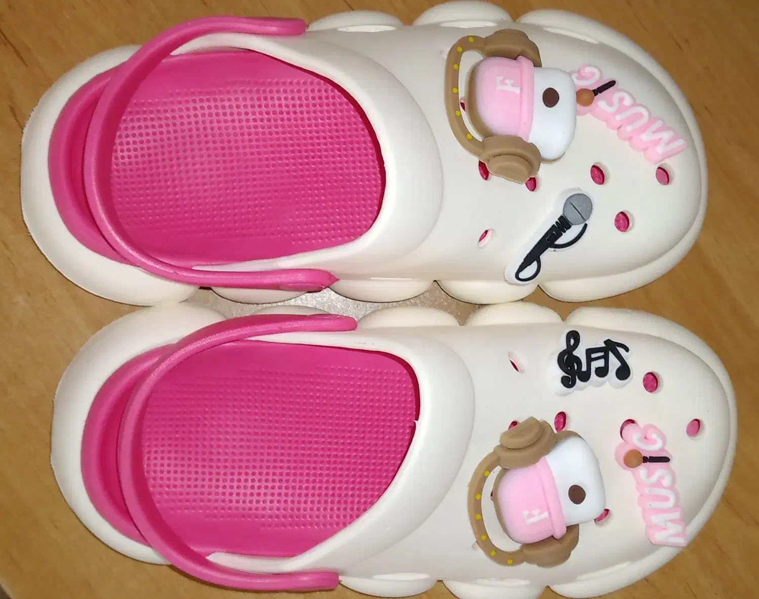 کراکس|کیف، کفش، کمربند|ساری, |دیوار