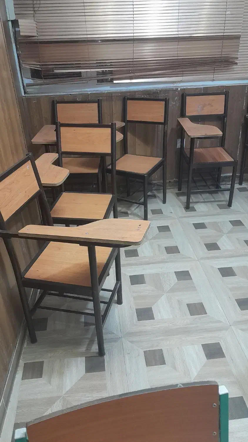 صندلی تحصیلی دسته دار. مبل ساده انتظار|میز تحریر و کامپیوتر|تربت‌حیدریه, فرمانداری|دیوار