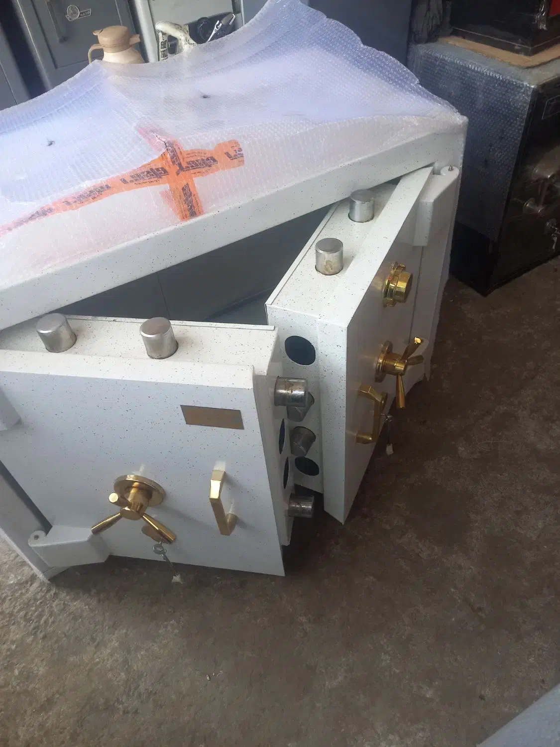 گاو صندوق سفید طلایی زیر پیش خوان|ابزارآلات|تبریز, |دیوار