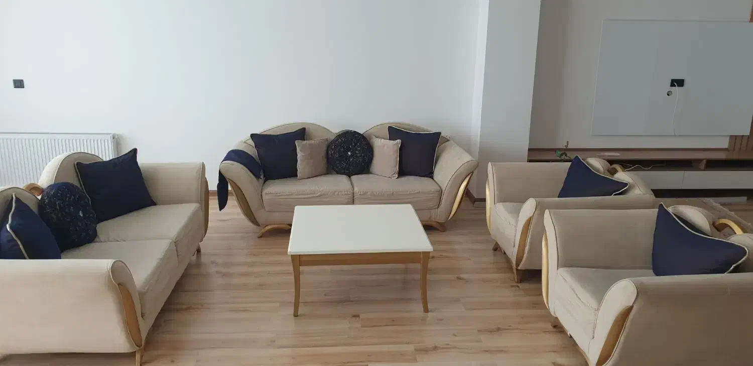 مبلمان ۸ نفره بسیار راحت (فروش بدلیل مهاجرت)|مبلمان خانگی و میز عسلی|رشت, معلم|دیوار