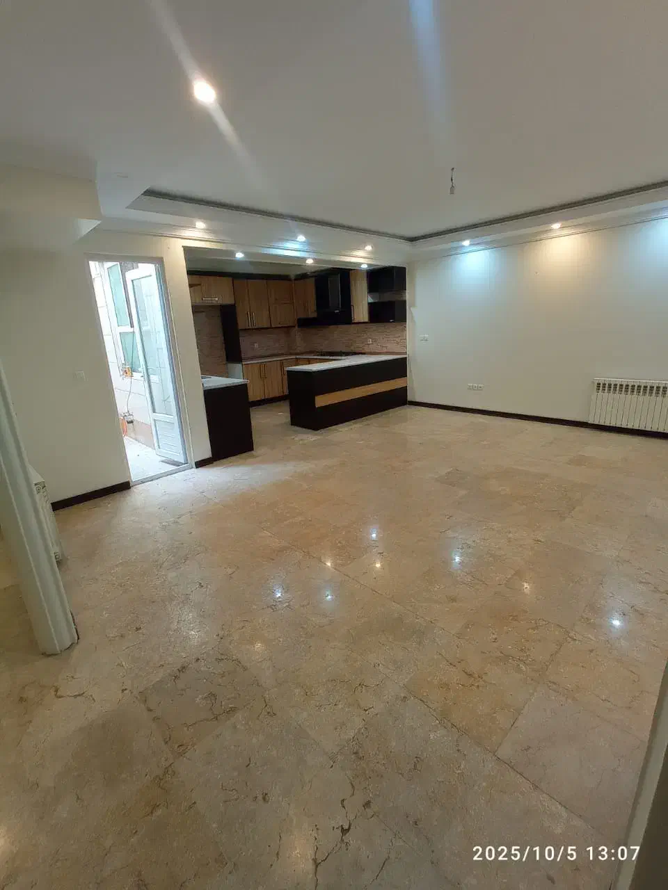 ۶۱متر/۱۰ساله تراورتن/در محله ای ارام /سالن مربع