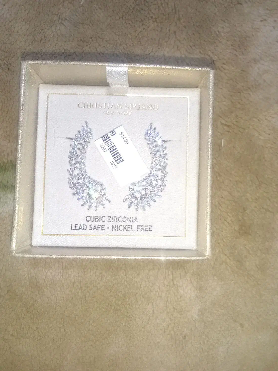 گوشواره|جواهرات|رباط‌کریم, رباط‌کریم|دیوار