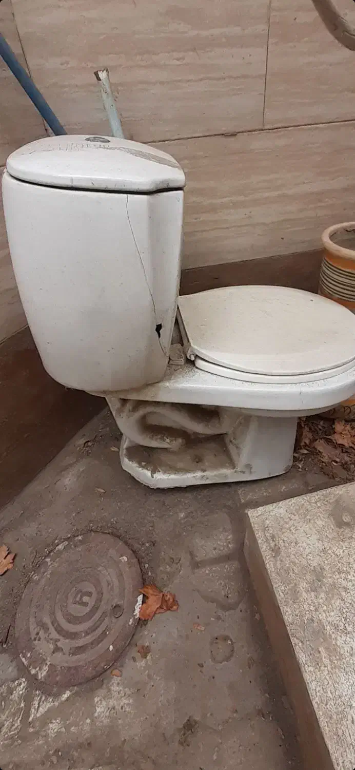 توالت فرنگی کنارش یه ذره شکسته|لوازم سرویس بهداشتی|ملکآباد, |دیوار