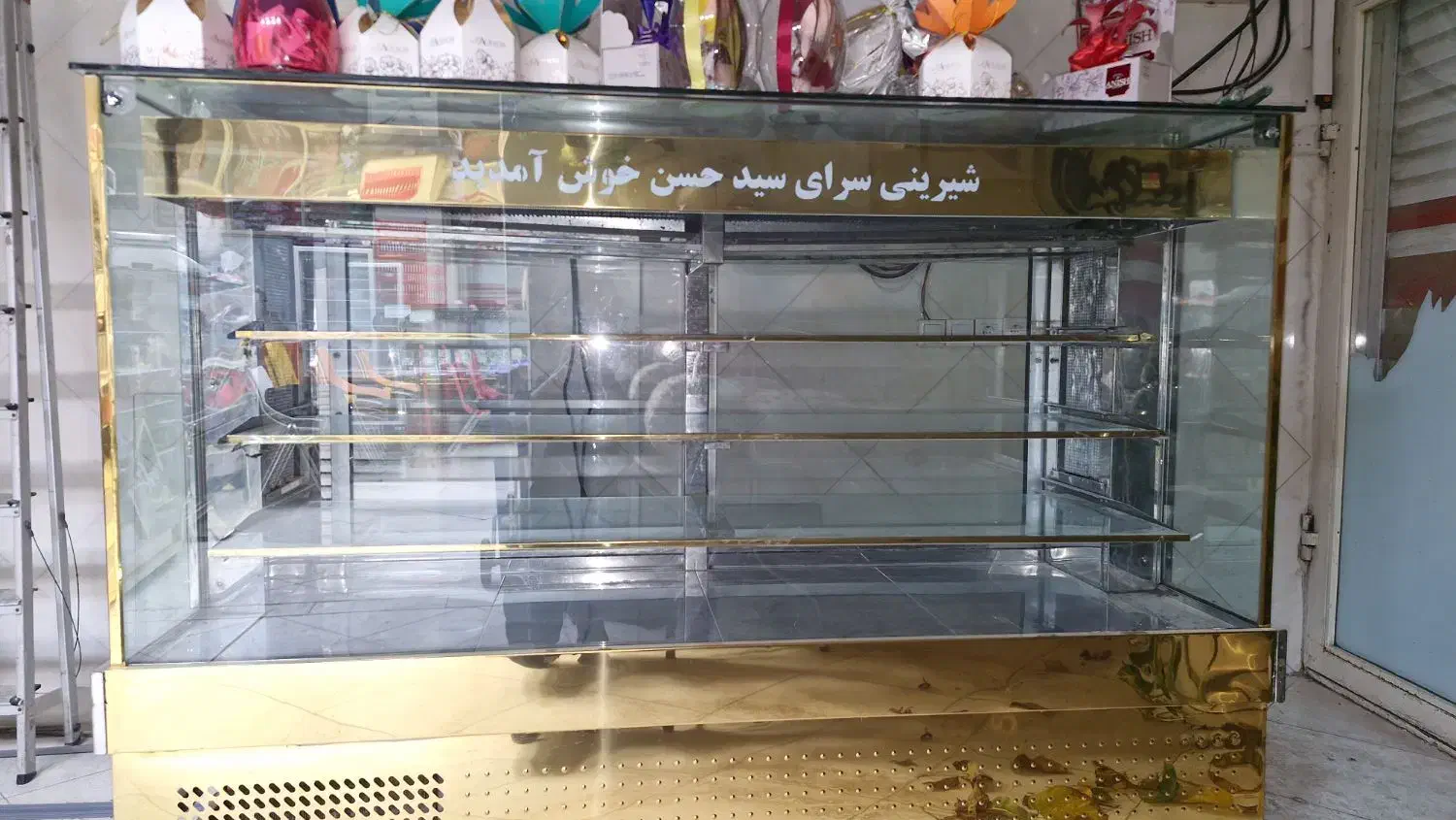 یخچال مکعبی و یخچال بستنی دومینو و تابلو|کافی‌شاپ و رستوران|نسیم‌شهر, |دیوار