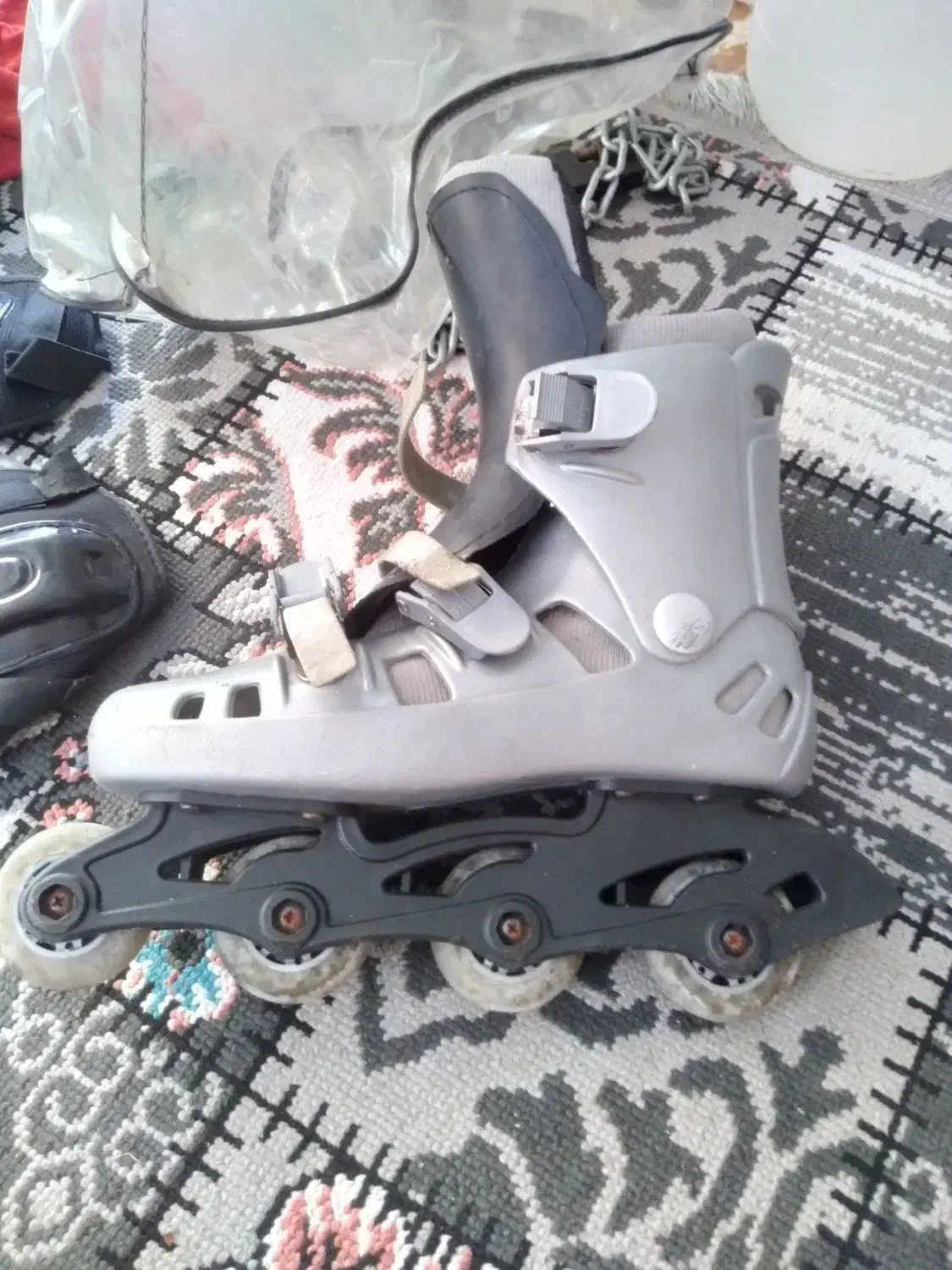 کفش اسکیت همراه با زانو بند|دوچرخه، اسکیت، اسکوتر|صومعهسرا, |دیوار