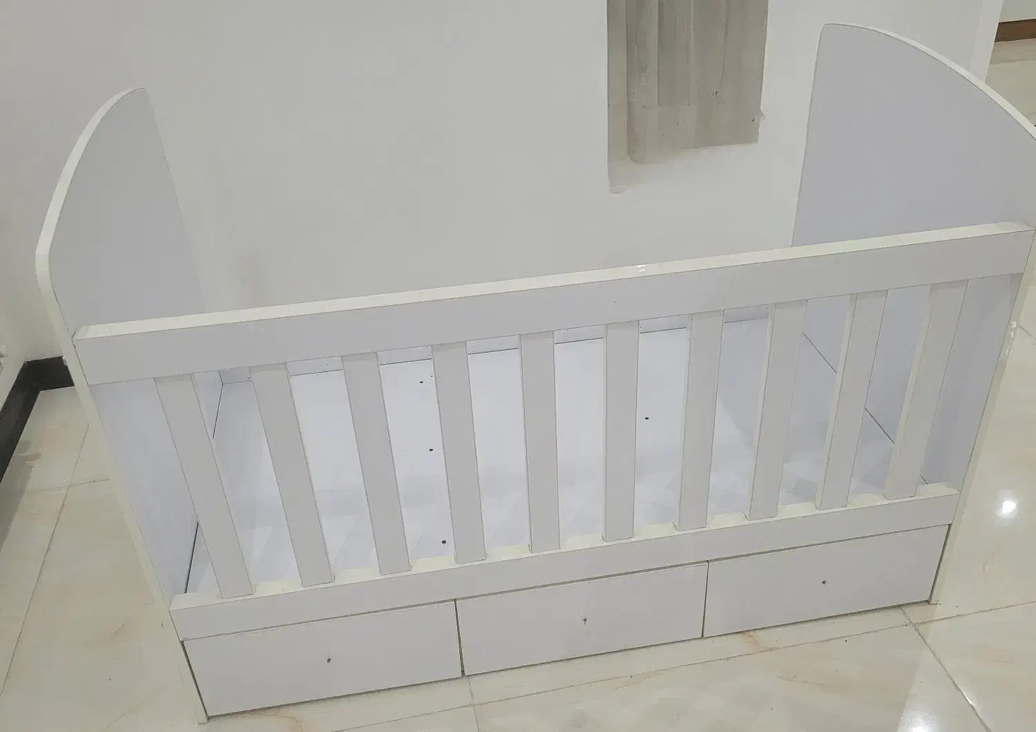 تخت نوزادی کنار مادر|تخت و صندلی بچه|اهواز, کوروش|دیوار