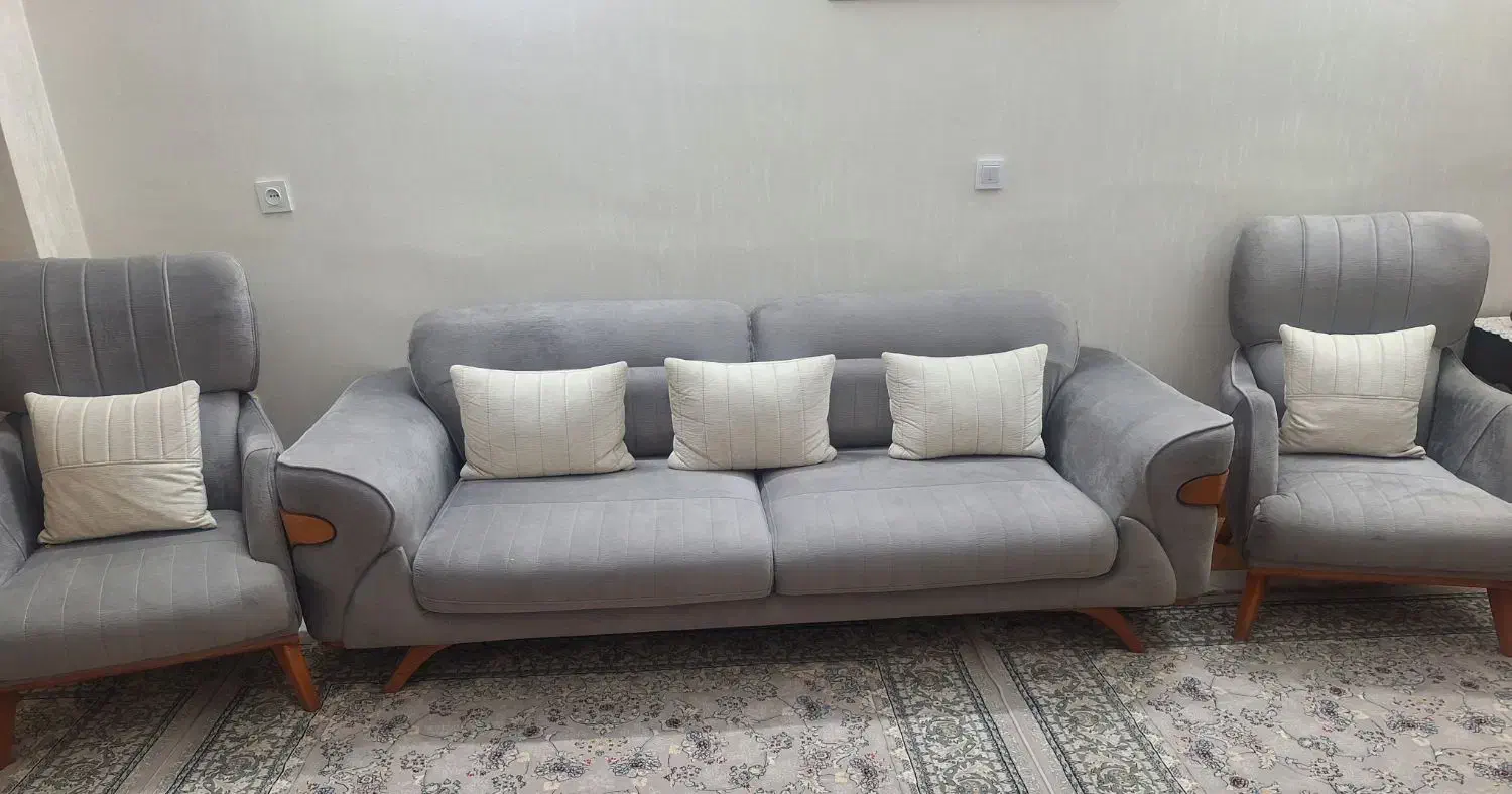 نیم ست مبلمان ،مبل سه نفره تخت خوابشو میباشد|مبلمان خانگی و میز عسلی|اندیشه, اندیشه فاز ۱|دیوار